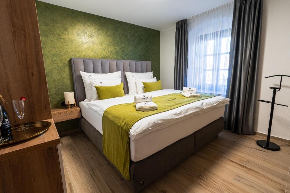 Queen Room with Two Queen Beds photo 3
