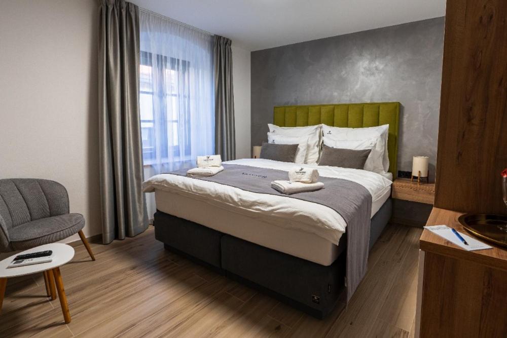 Queen Room with Two Queen Beds photo 1