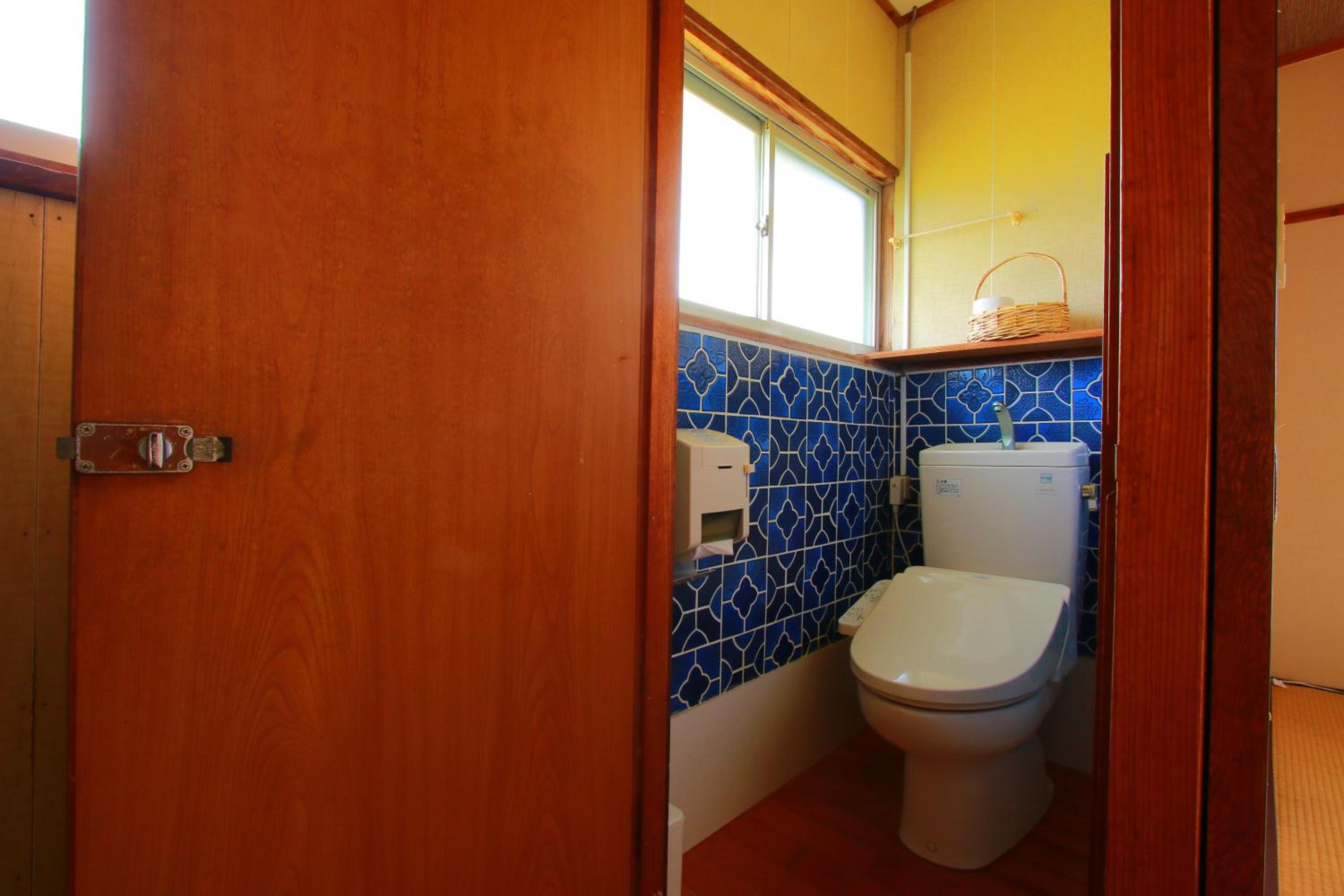 Japanese-Style Family Room with Shared Bathroom photo 2