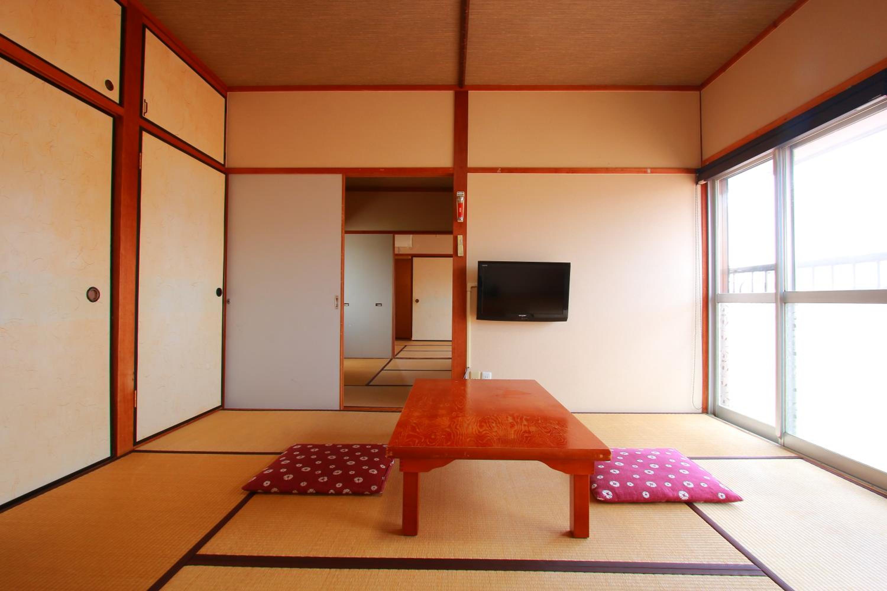 Japanese-Style Family Room with Shared Bathroom photo 1