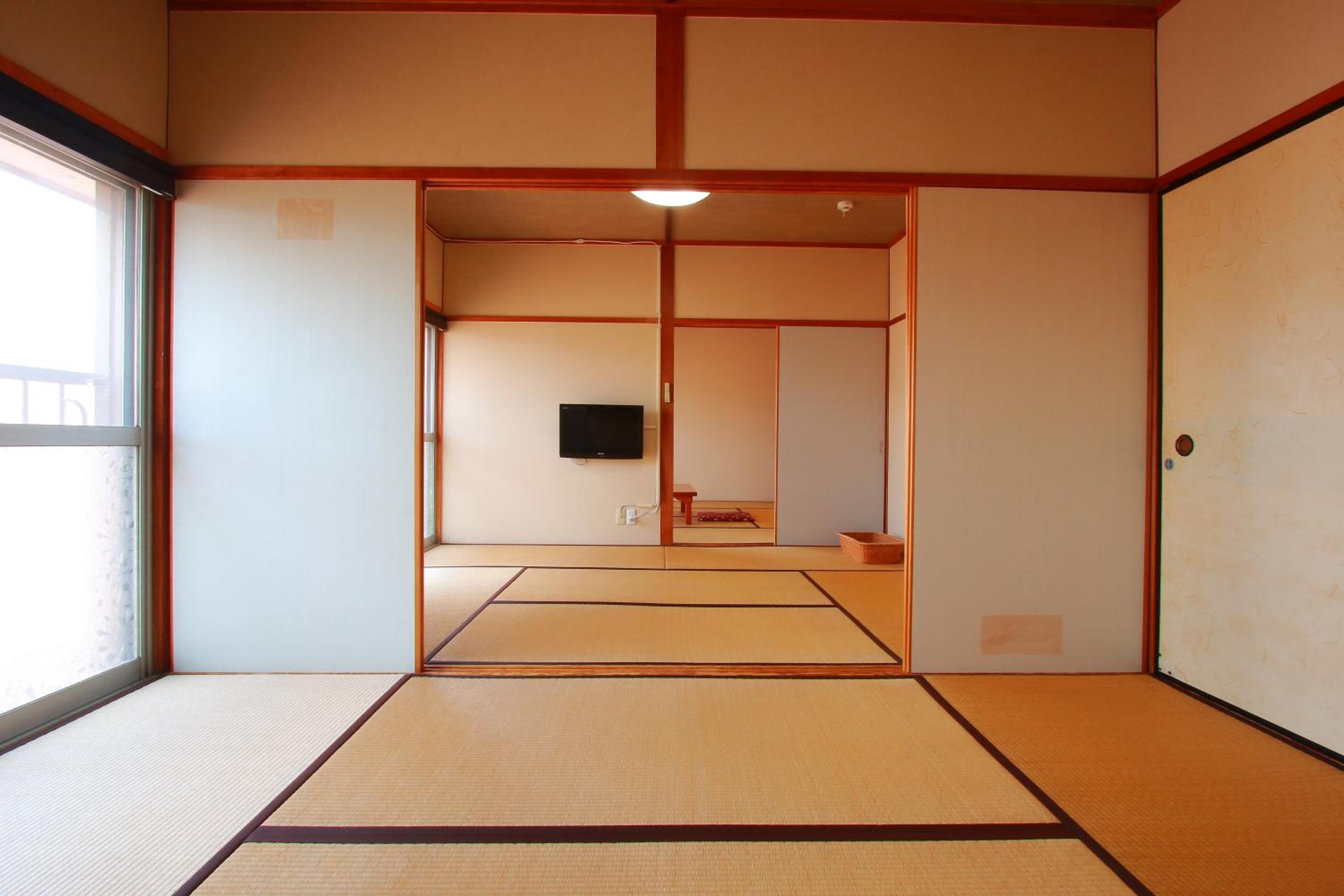 Japanese-Style Family Room with Shared Bathroom photo 3