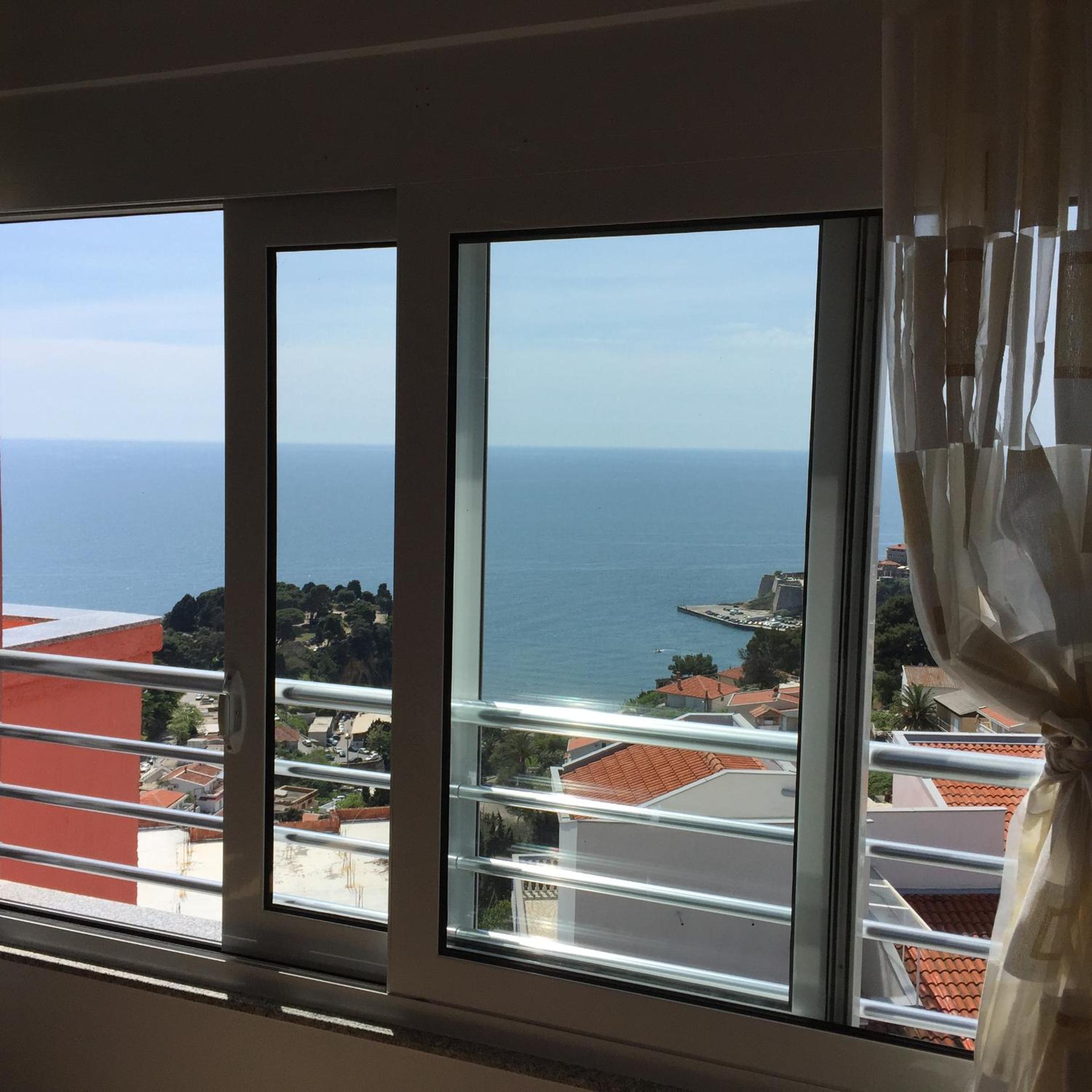 Deluxe Two-Bedroom Apartment with Terrace and Sea View - Photo 11