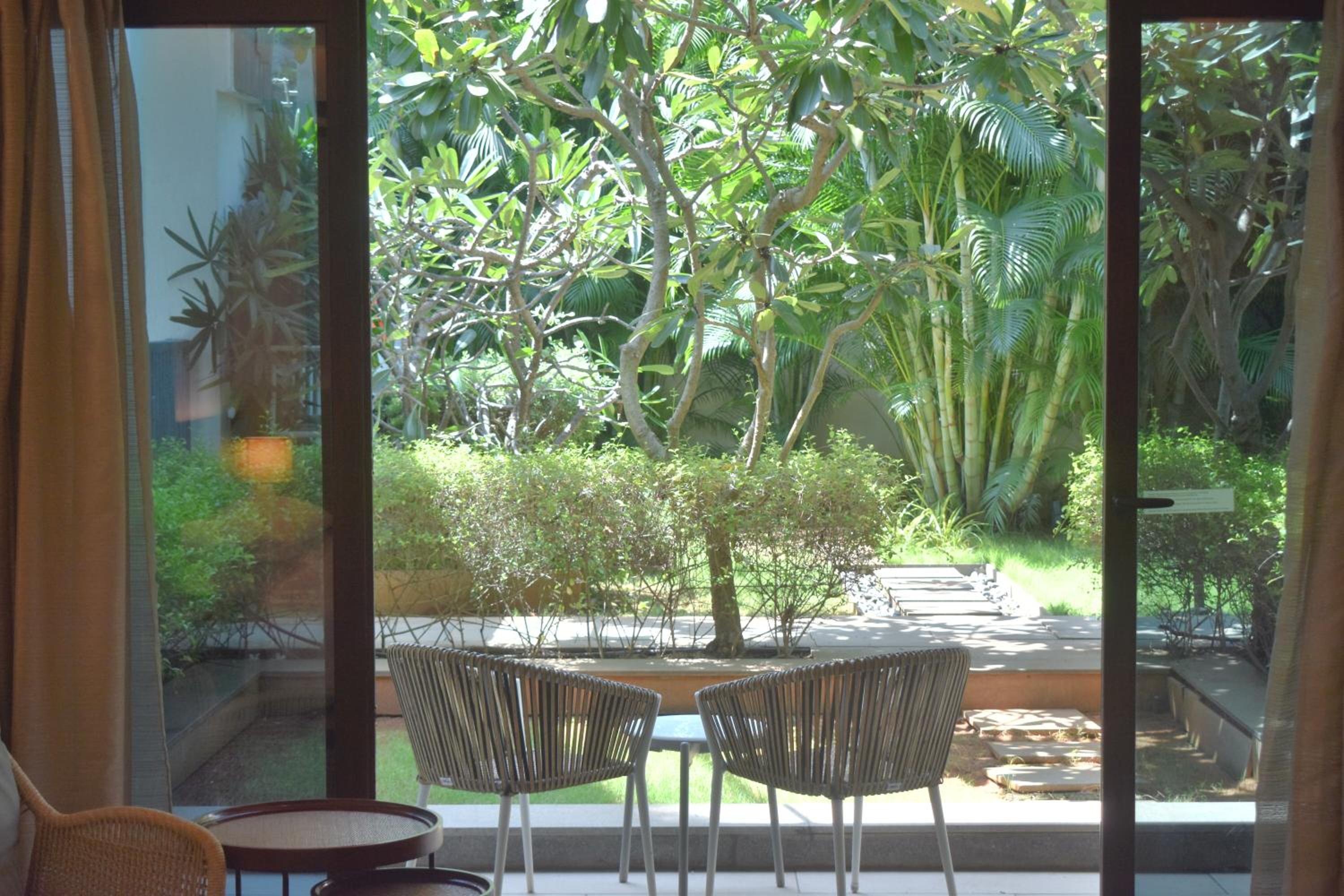 Deluxe with Garden, Guest room, King, Garden access - Complimentary HiTea by the Beach