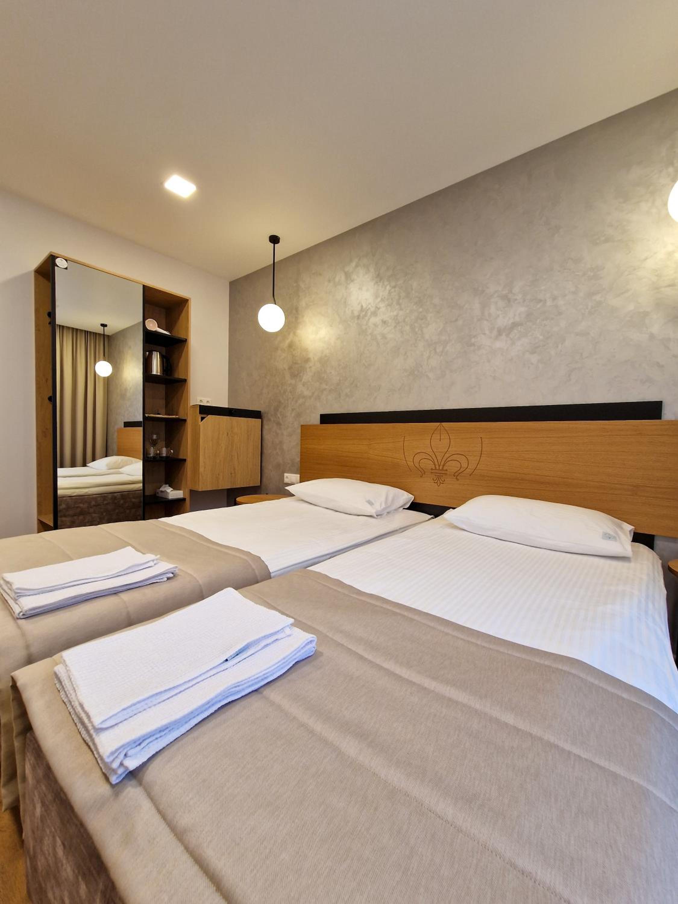 Double or Twin Room with Shower - Photo 4