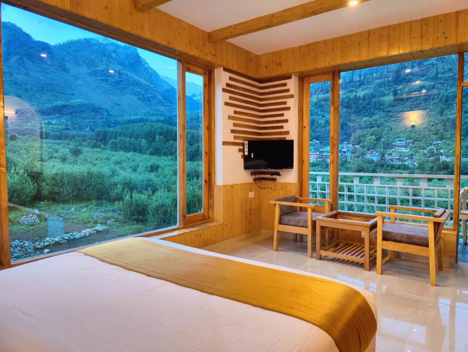 King Room with Balcony - Photo 3