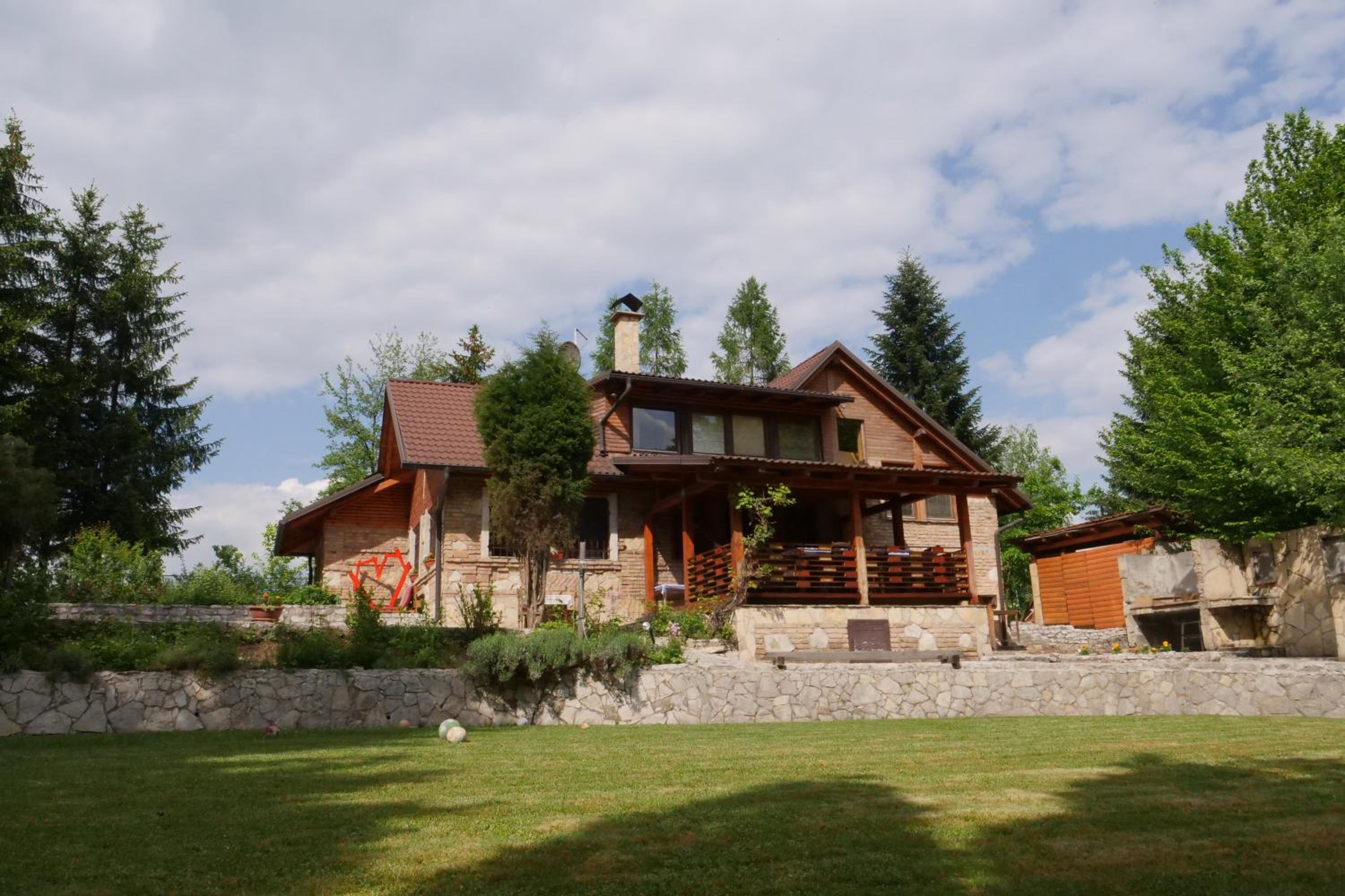 Five-Bedroom House photo 3