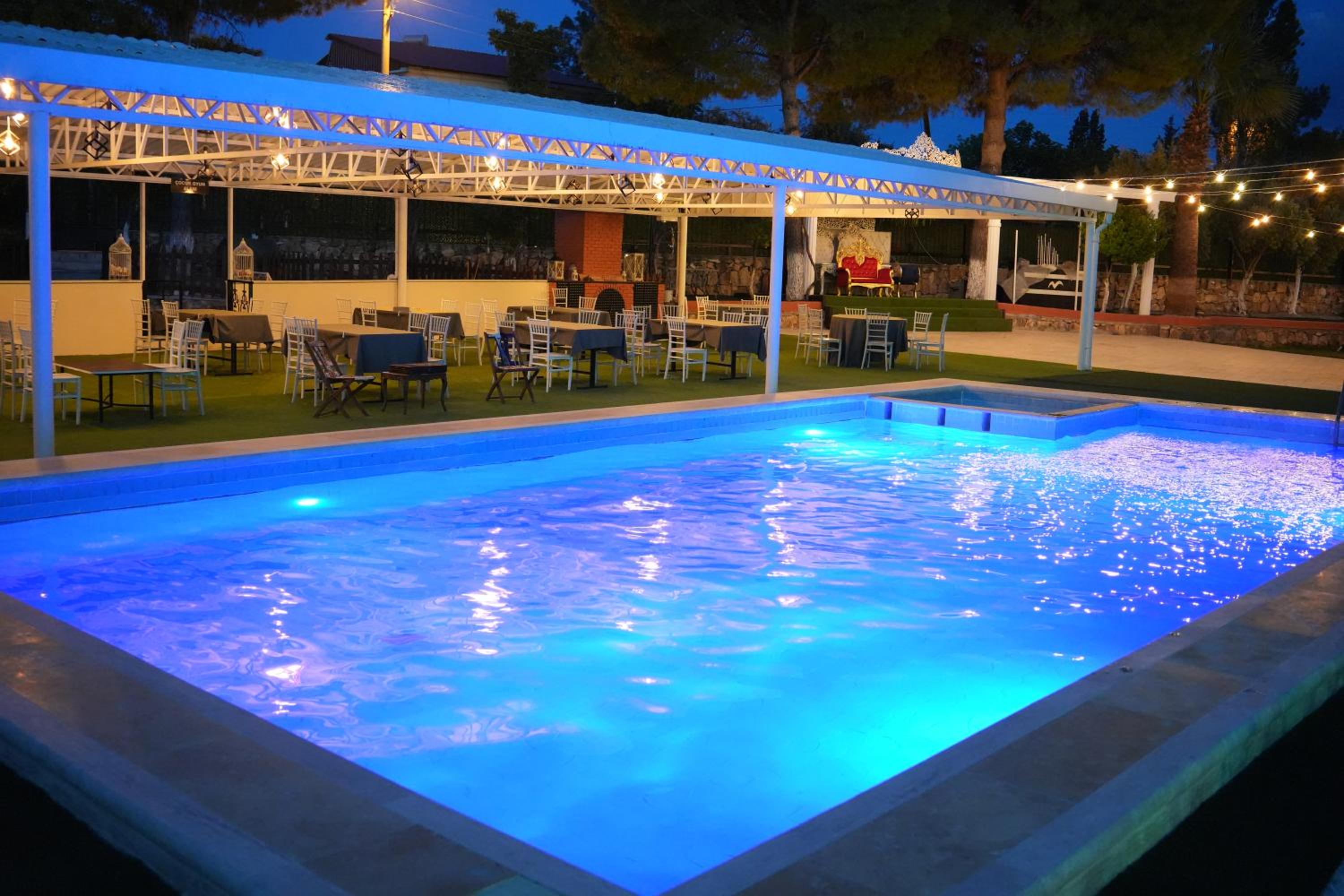 Double Room with Pool View - Photo 5