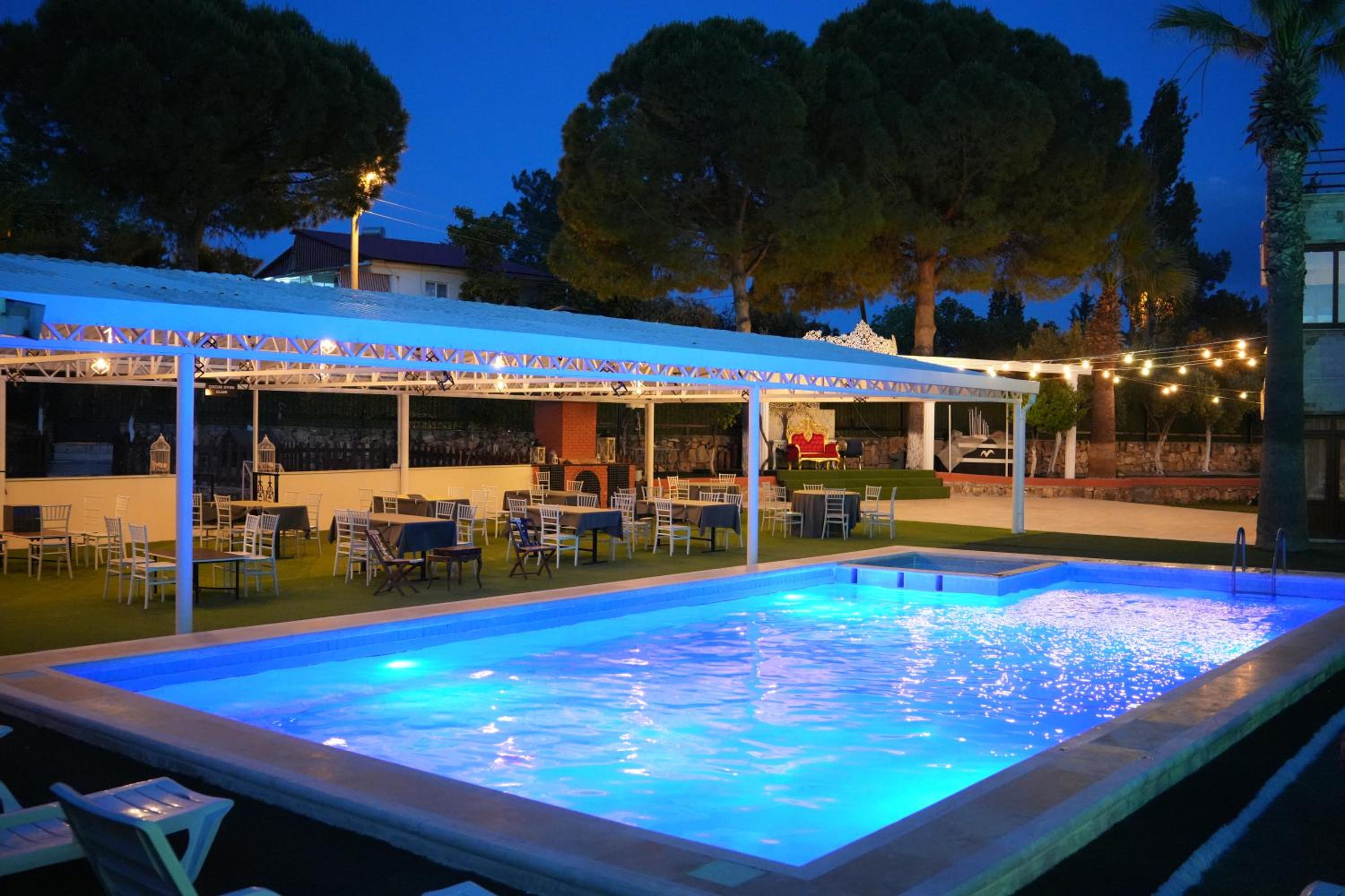 Double Room with Pool View - Photo 6