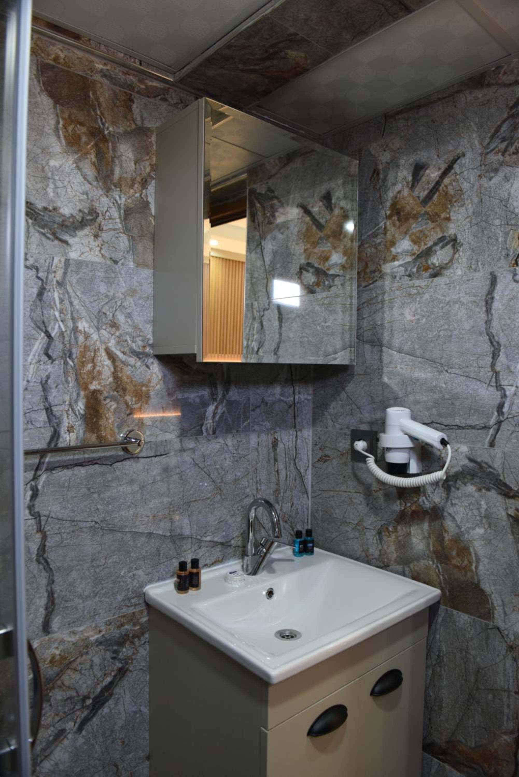 Double Room with Pool View - Photo 4