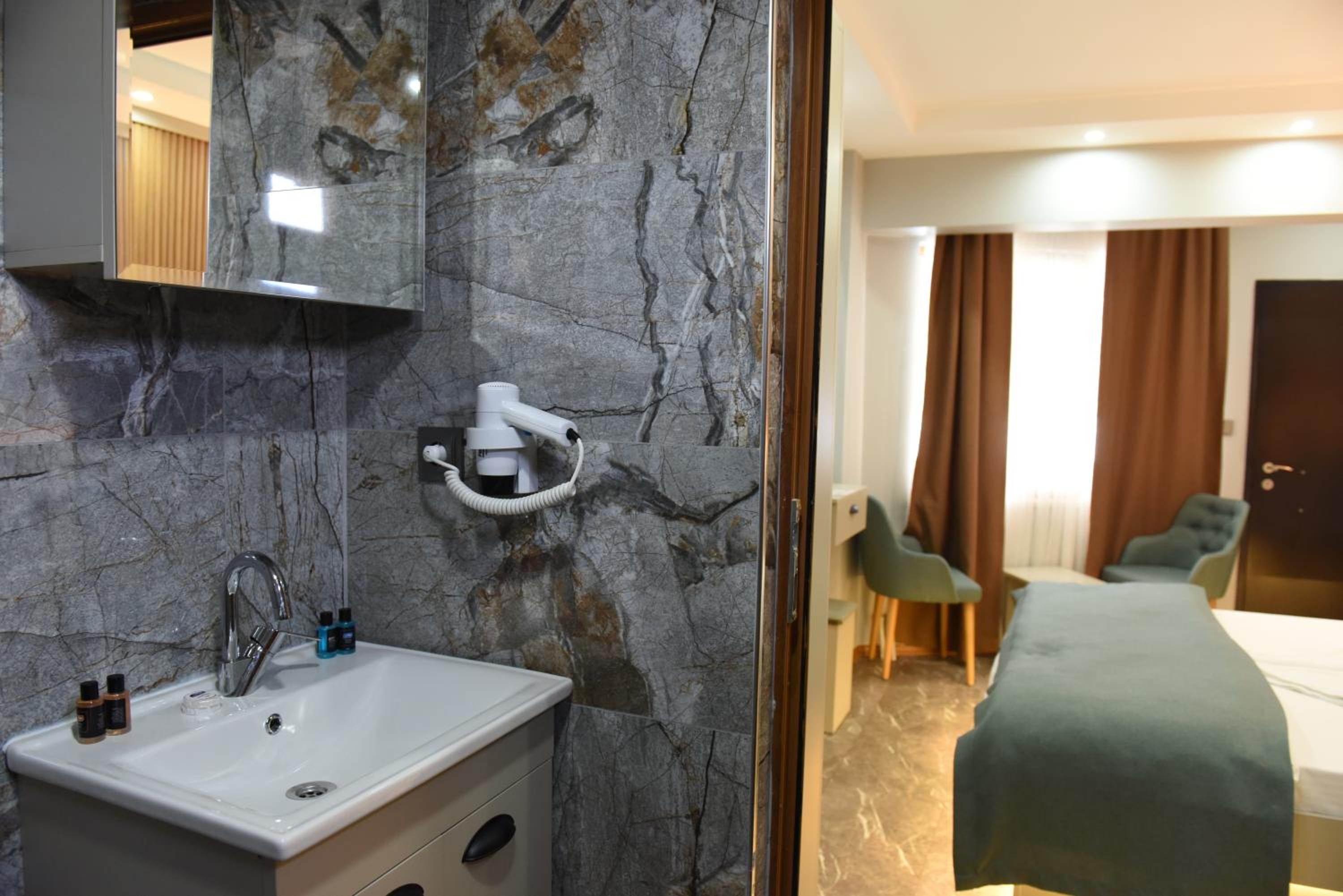 Double Room with Pool View - Photo 14