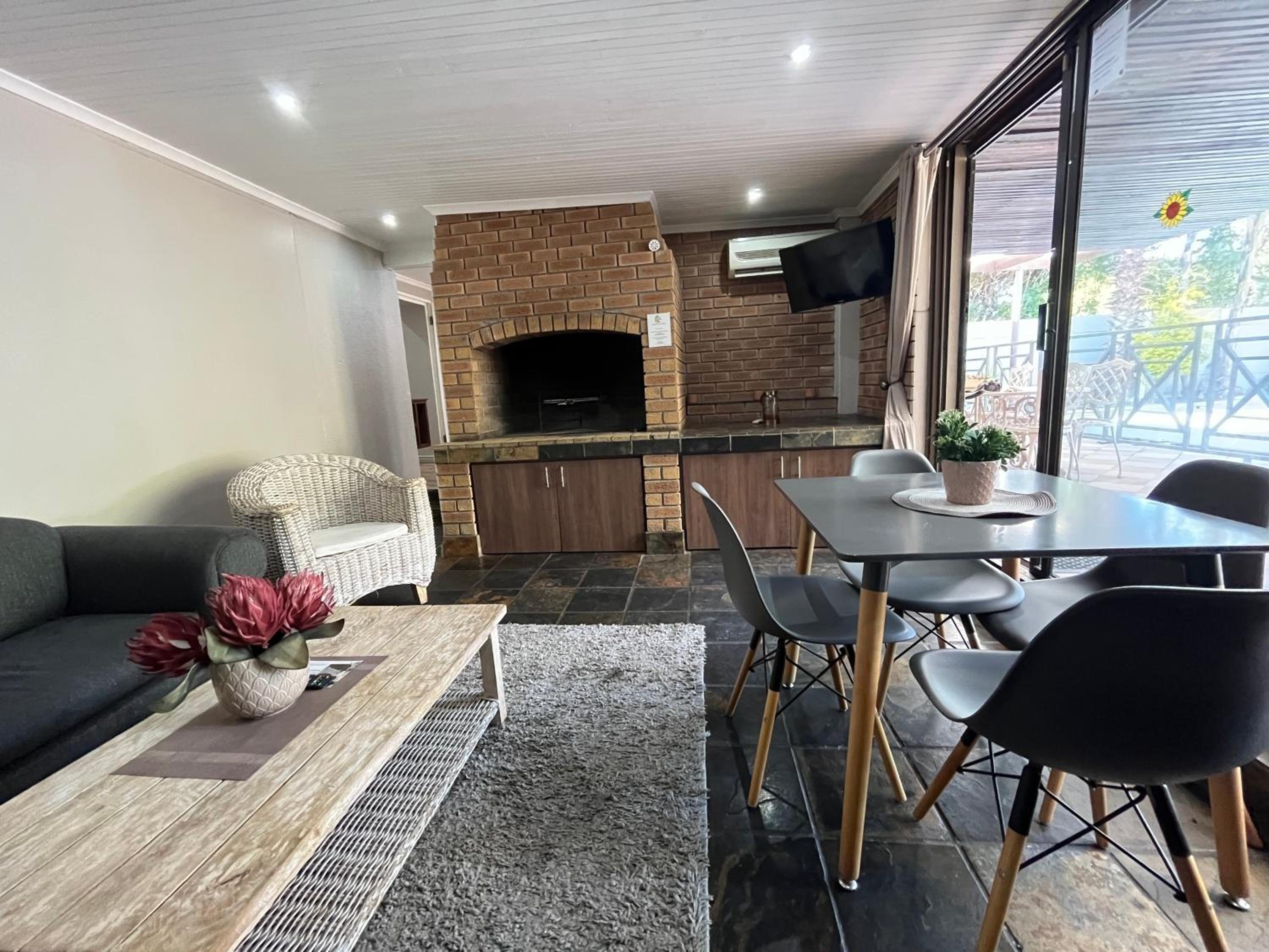 Family Room with Garden View photo 2
