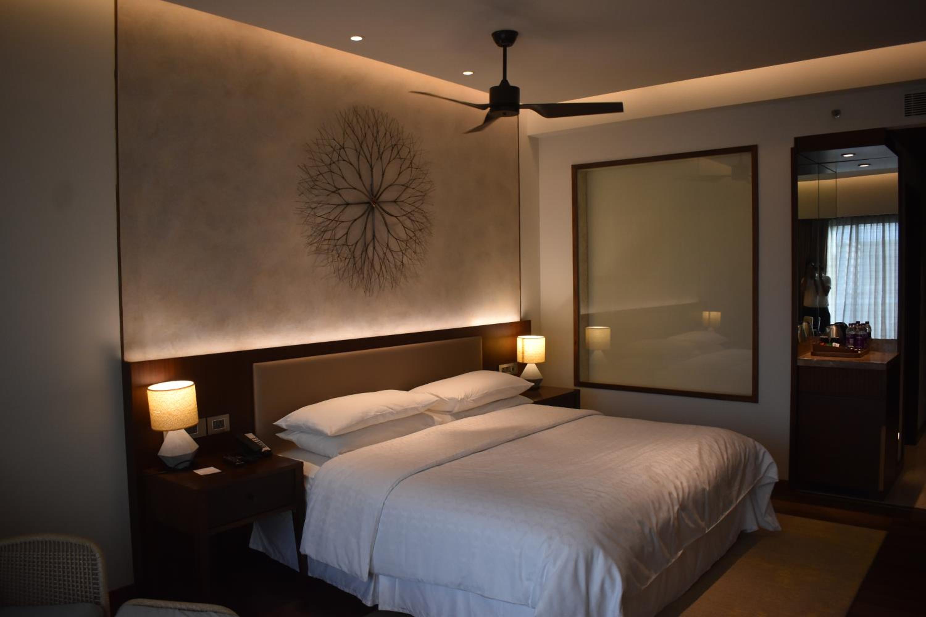 Deluxe with Garden, Guest room, King, Garden access - Complimentary HiTea by the Beach