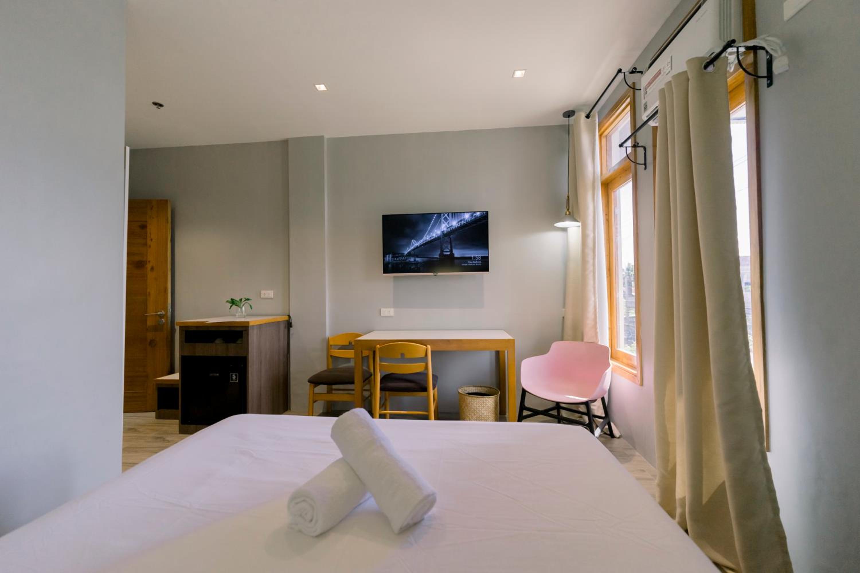 Deluxe Queen Room - Photo 12