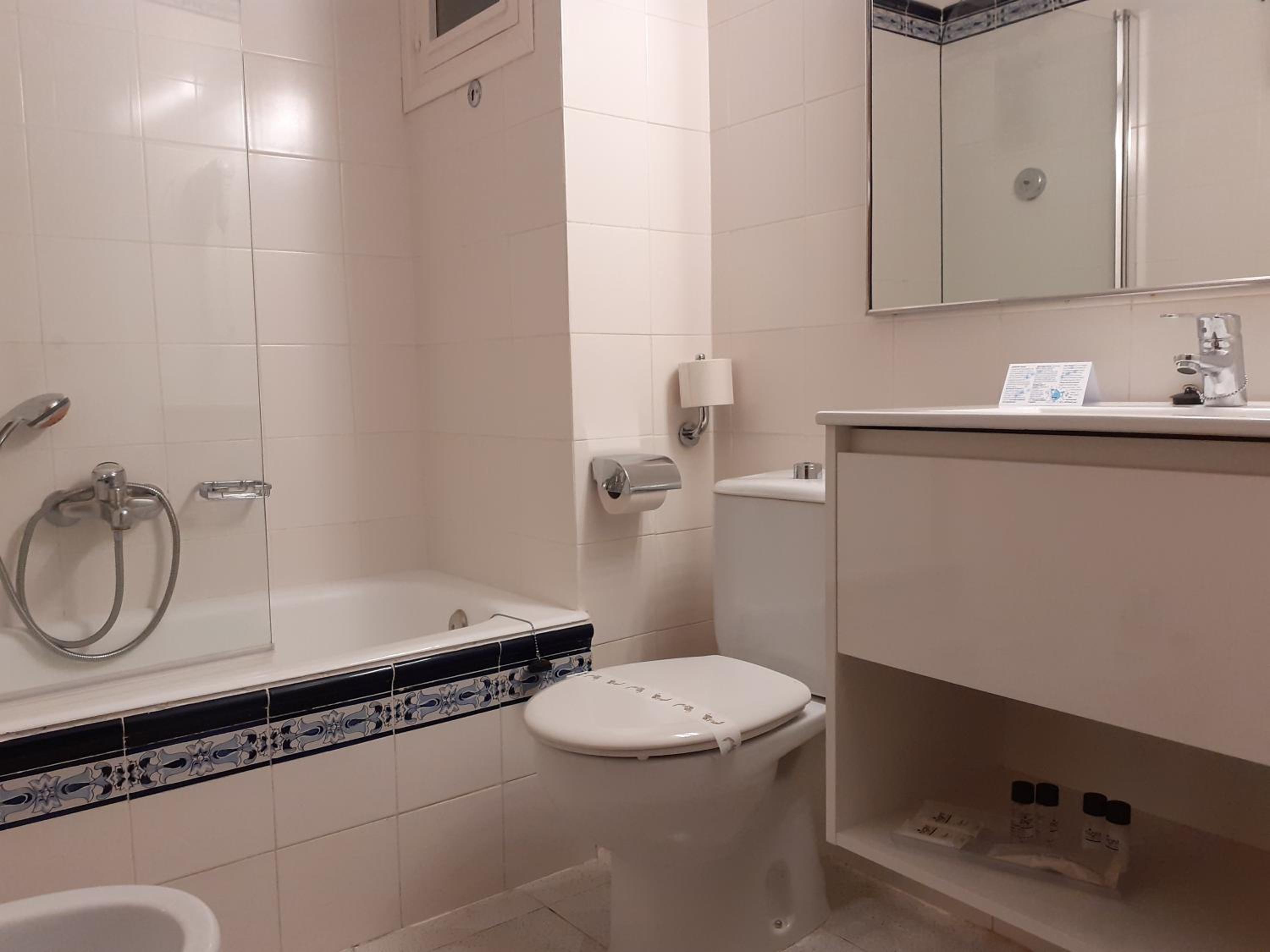Triple Room (2 Adults + 1 Child) photo 3