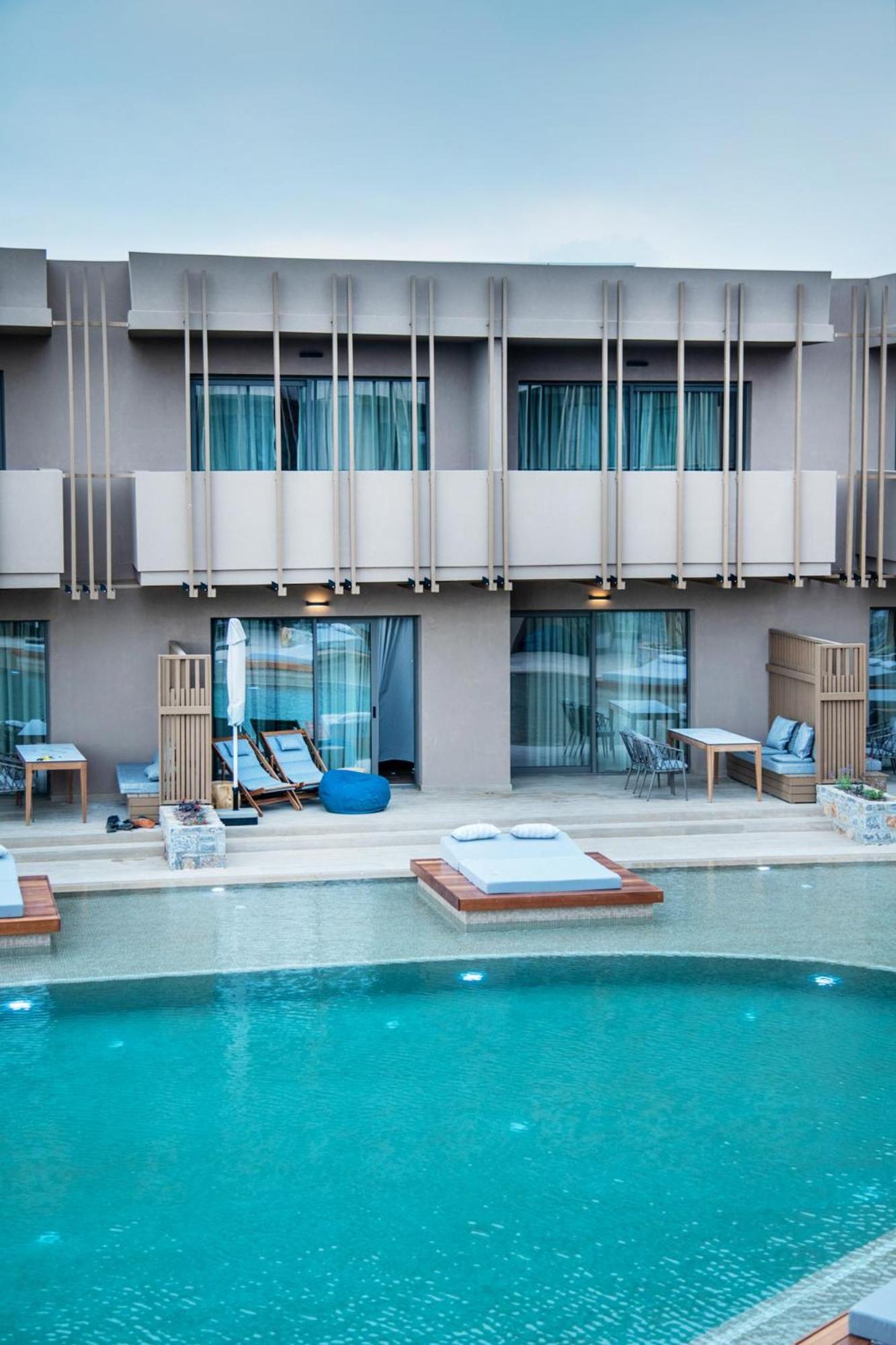 Petite Suite with Pool Access - Photo 24