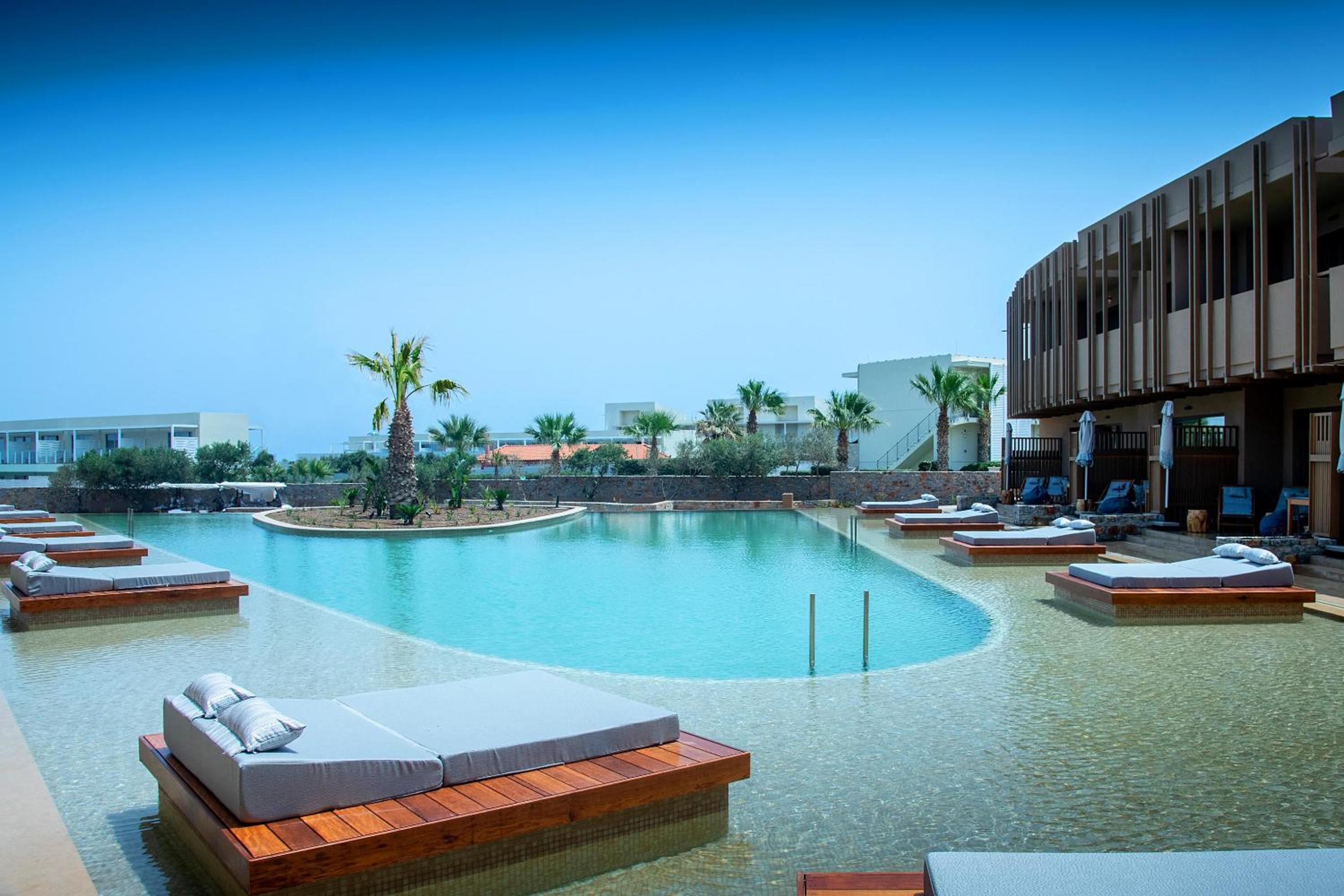 Petite Suite with Pool Access thumbnail 6