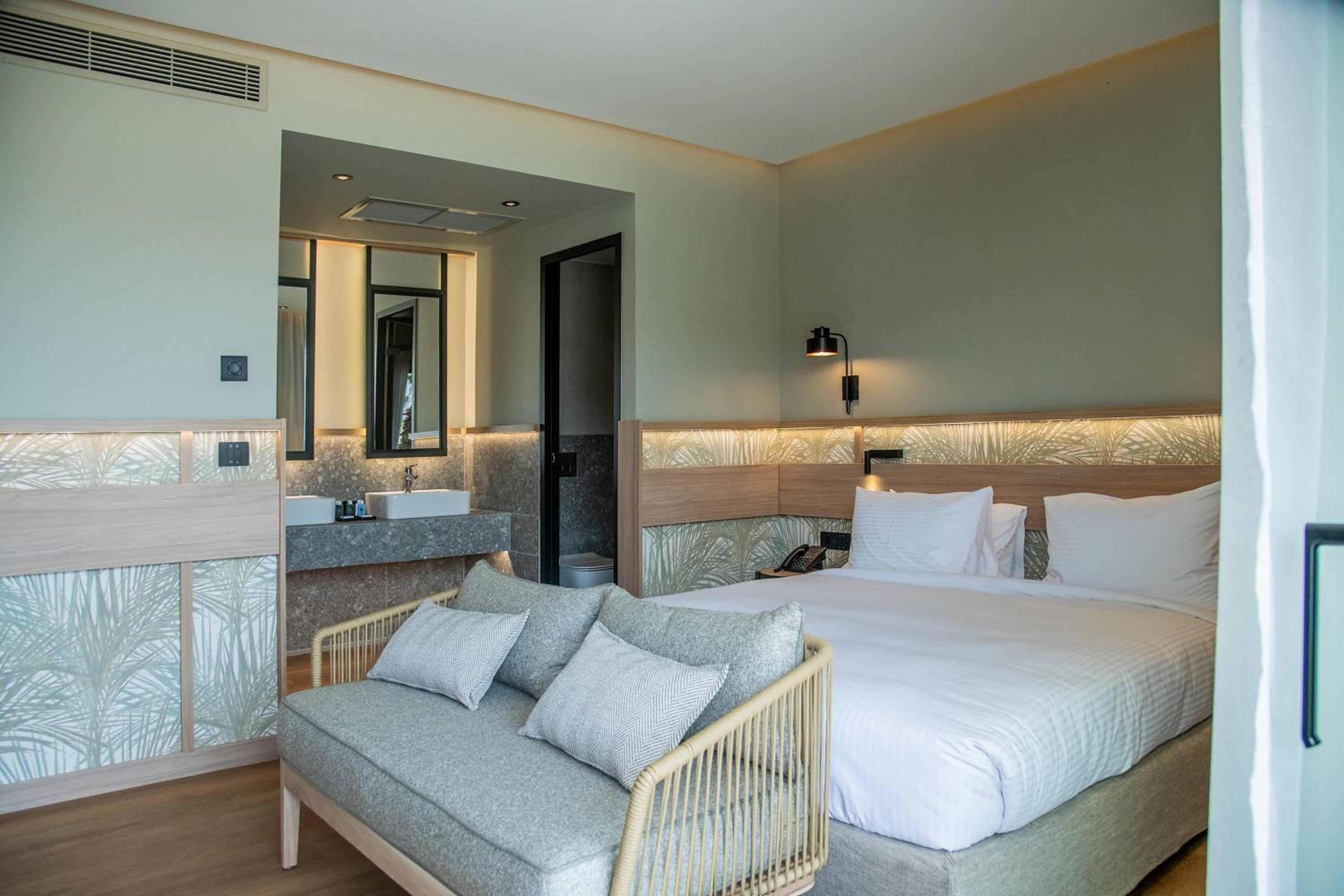 Classic Double Room with Pool Access - Photo 31