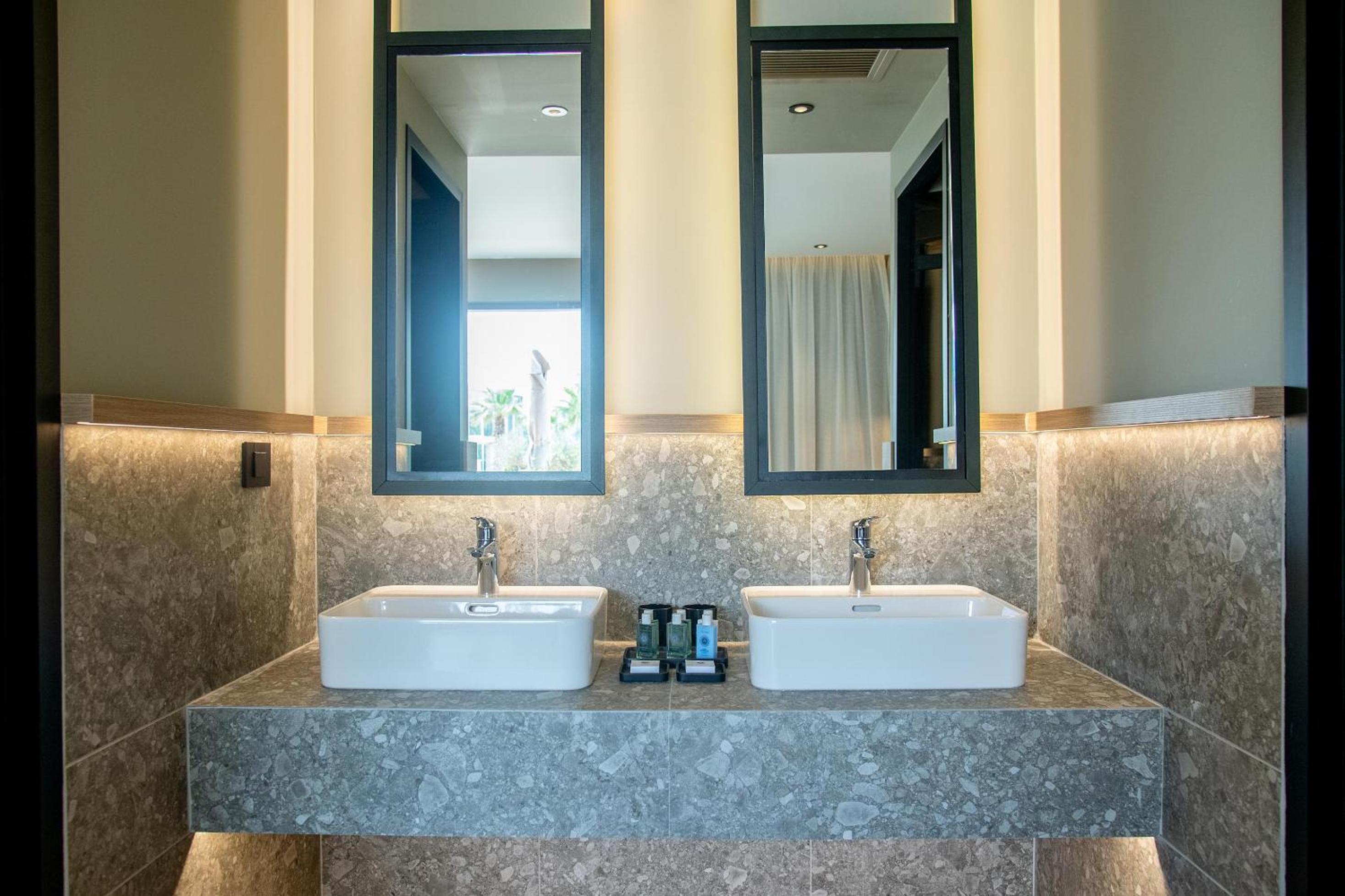 Classic Double Room with Pool Access - Photo 30