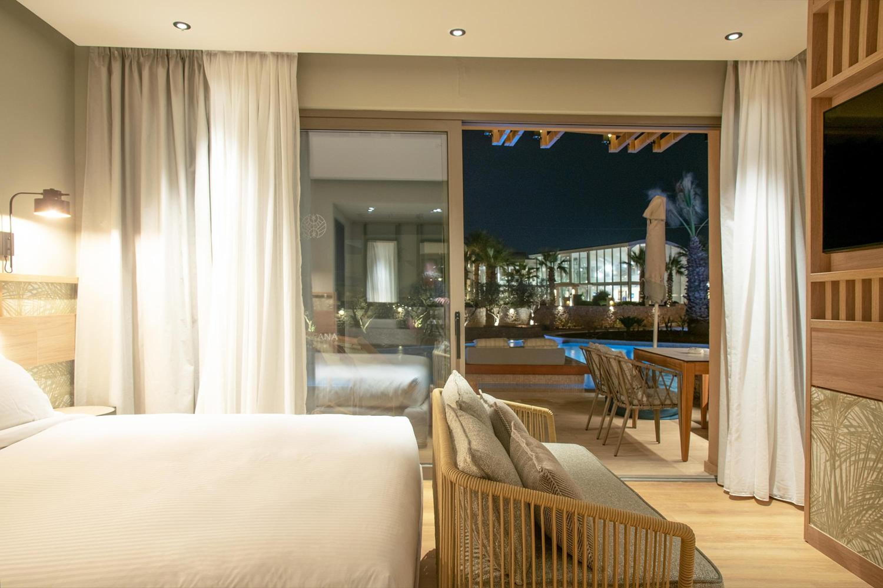 Classic Double Room with Pool Access - Photo 26