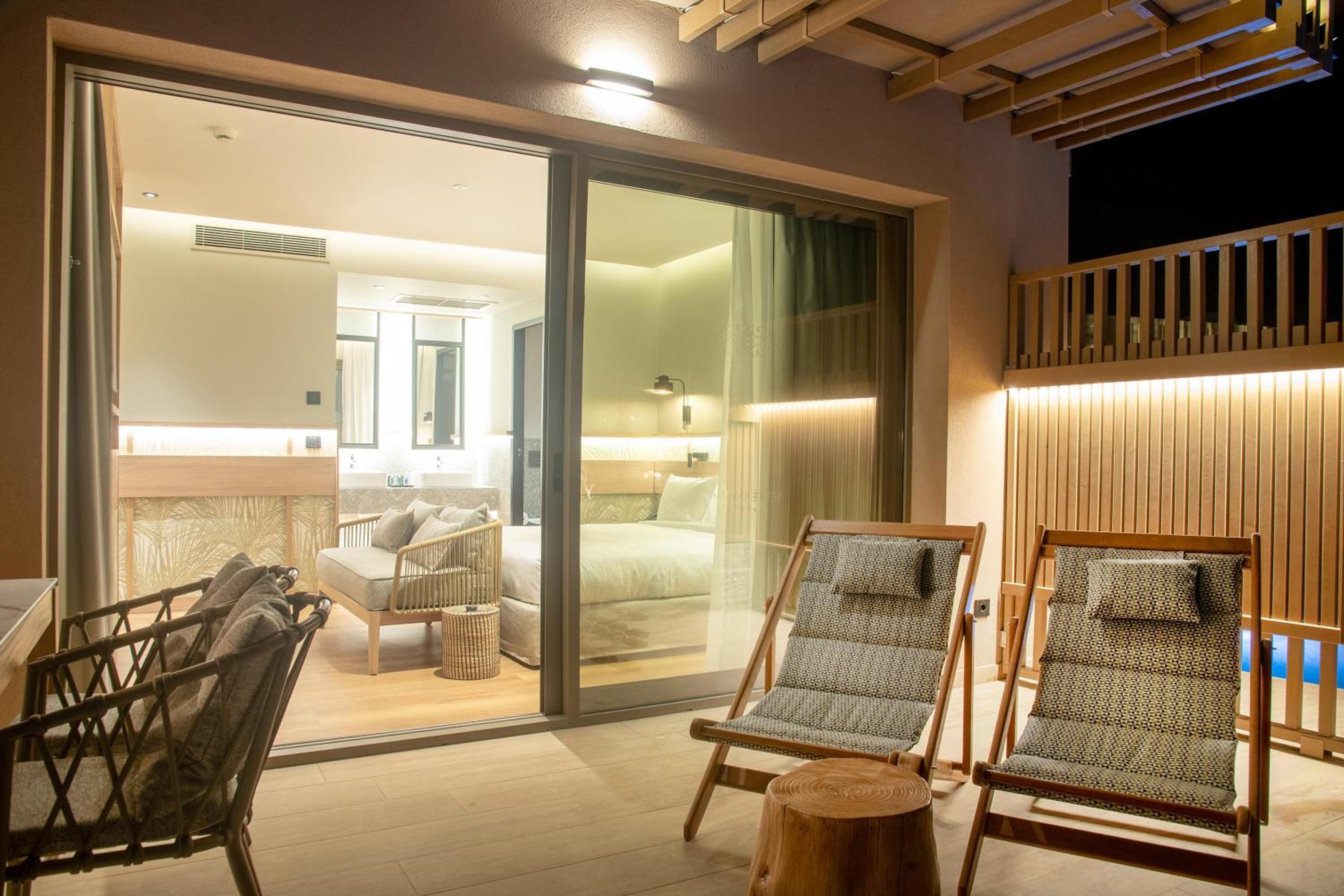 Classic Double Room with Pool Access - Photo 25