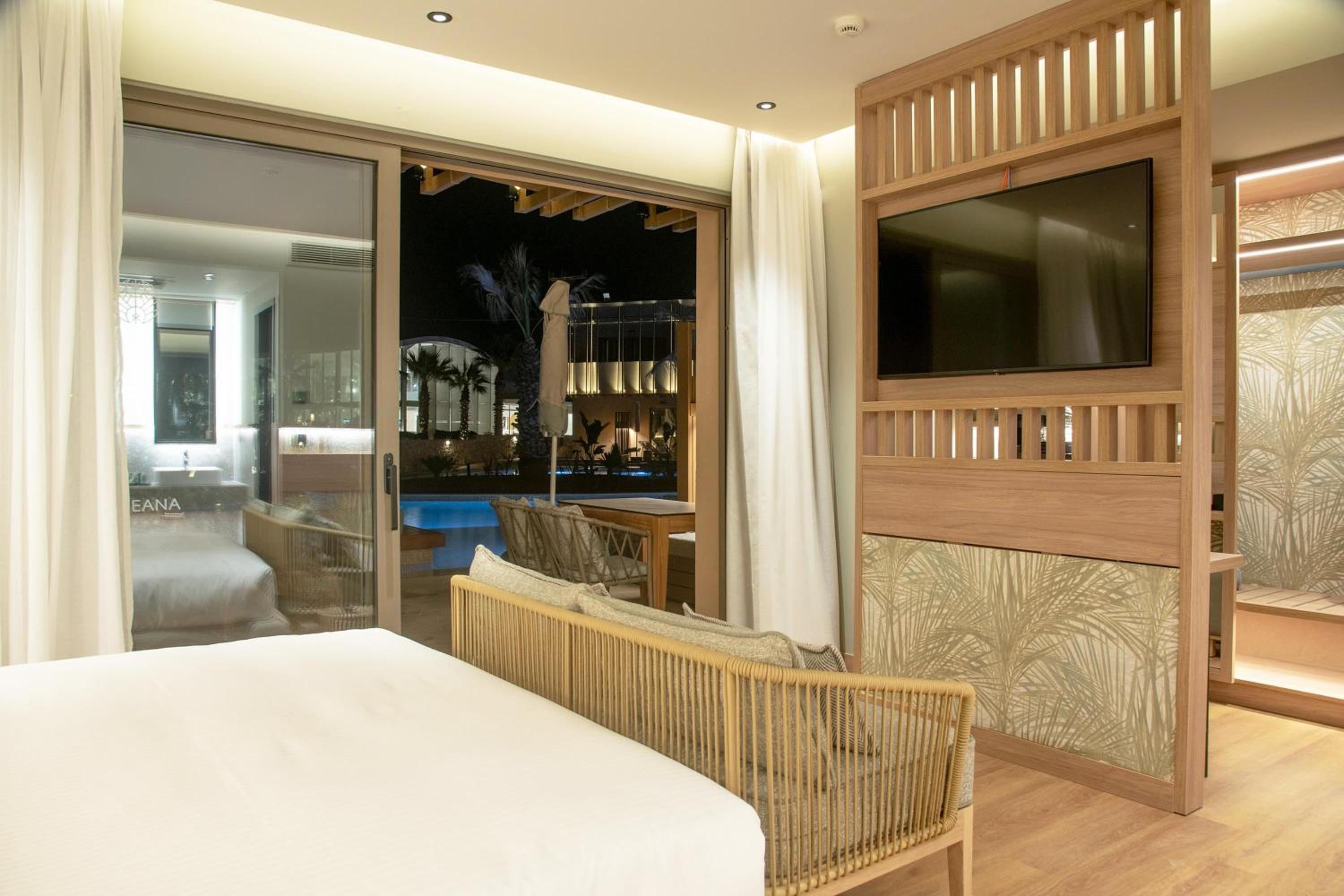 Classic Double Room with Pool Access - Photo 24