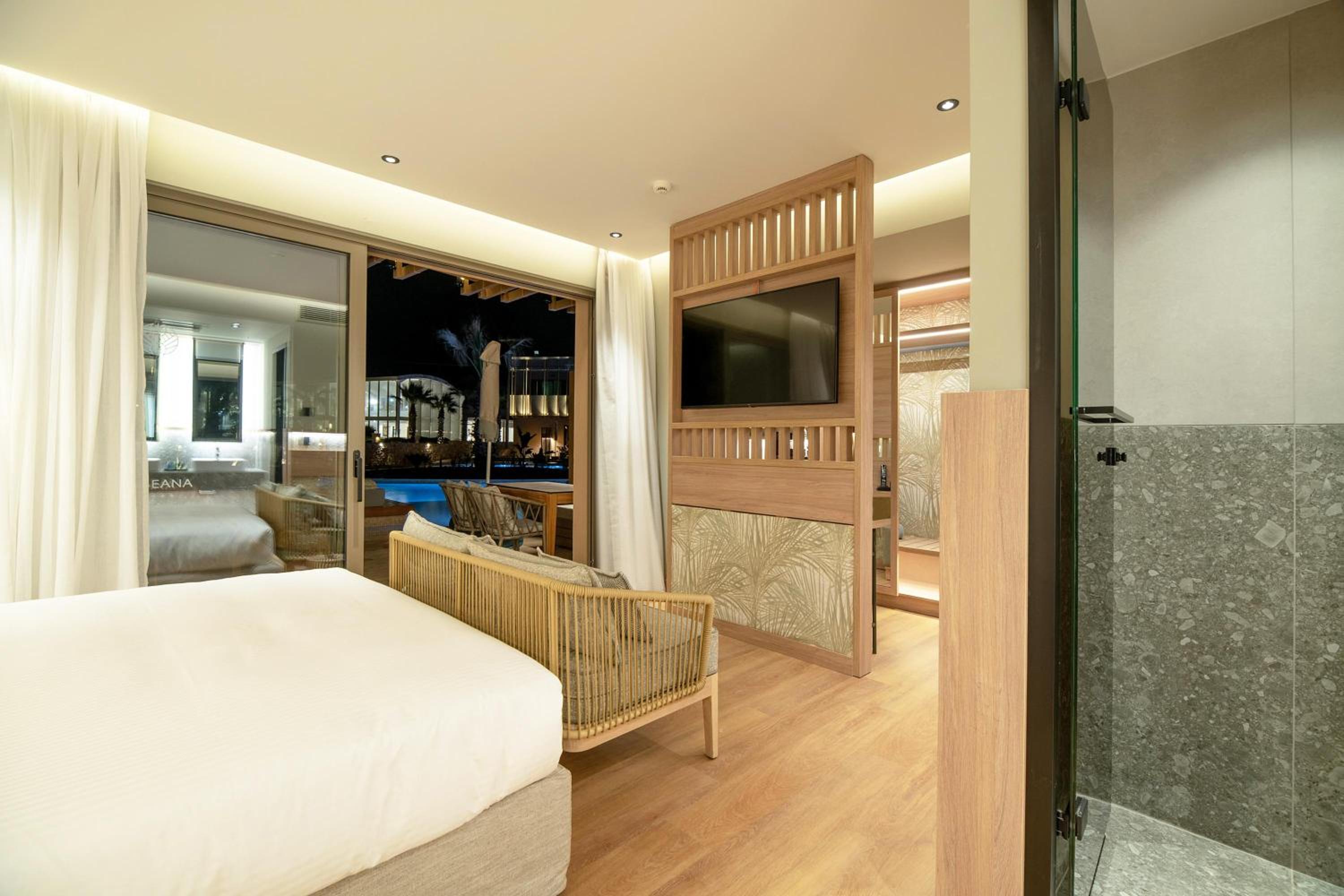 Classic Double Room with Pool Access