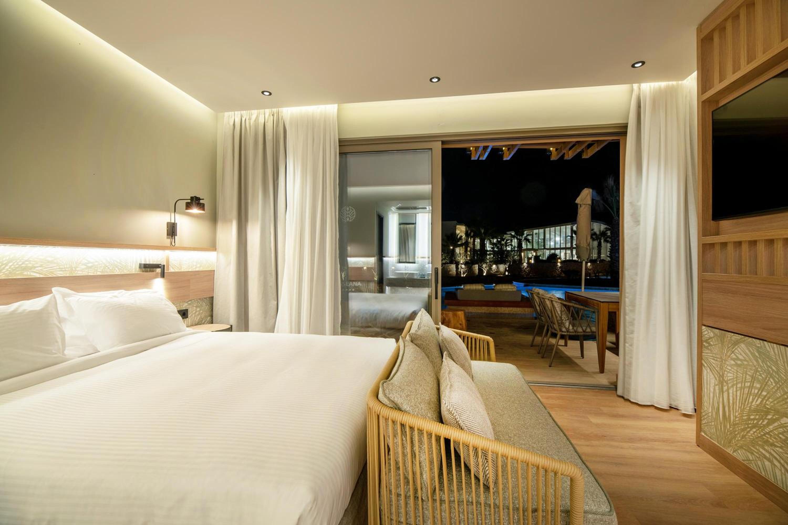 Classic Double Room with Pool Access - Photo 23