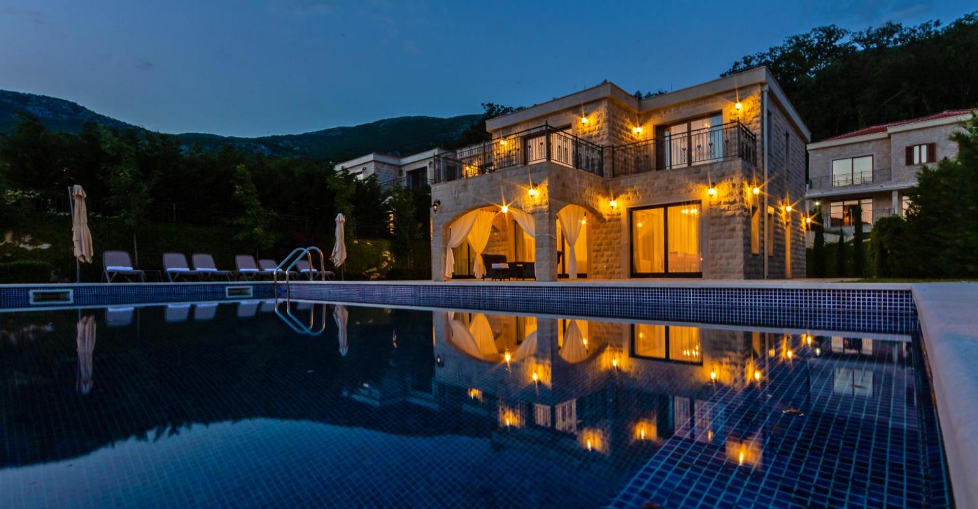 Villa with Private Pool - Photo 38
