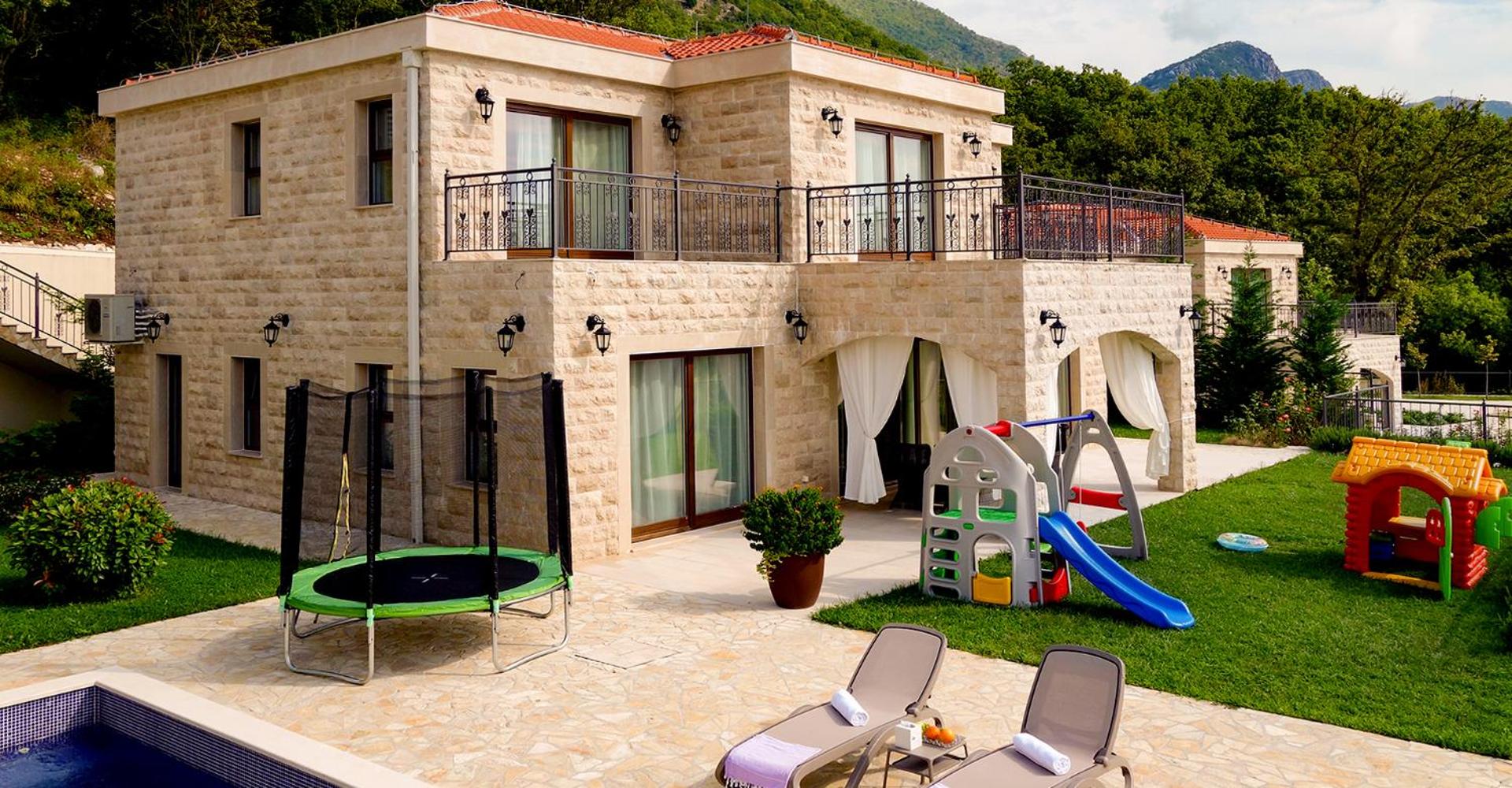 Villa with Private Pool - Photo 27