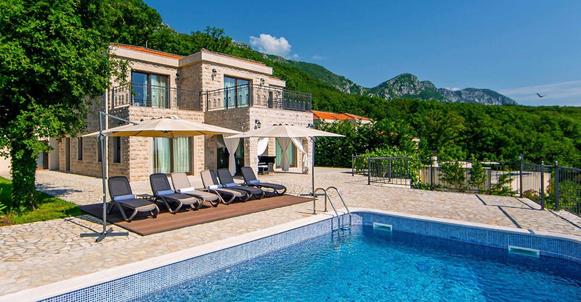 Villa with Private Pool - Photo 26