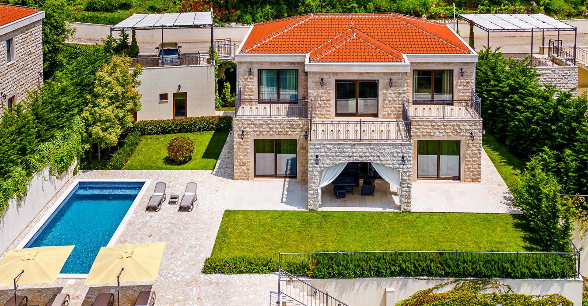 Villa with Private Pool - Photo 25
