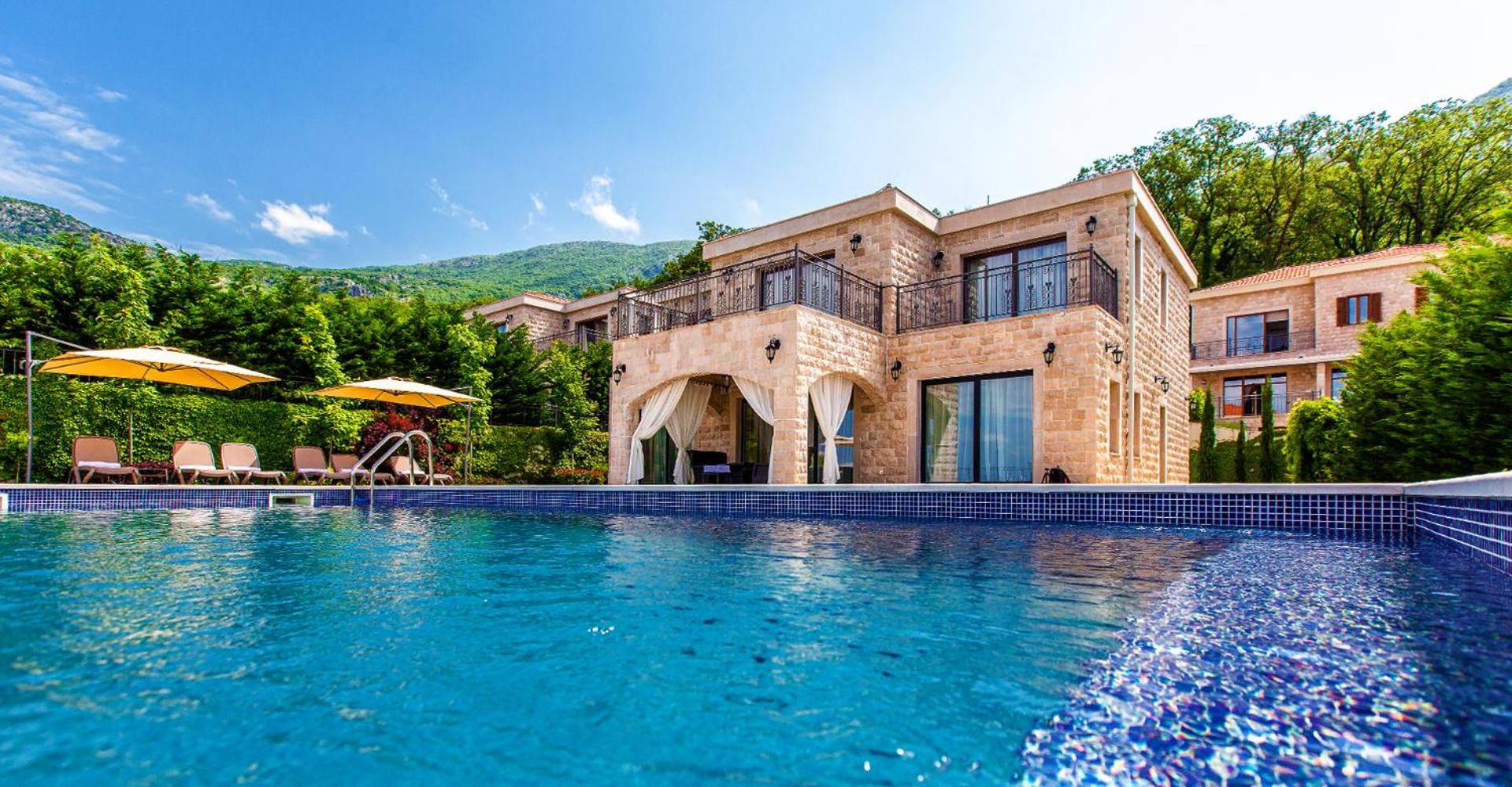 Villa with Private Pool - Photo 2