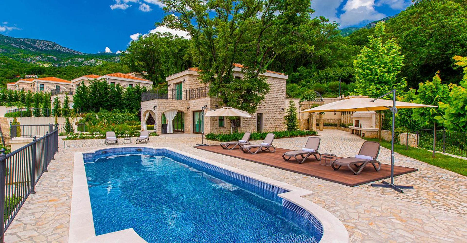 Villa with Private Pool - Photo 21