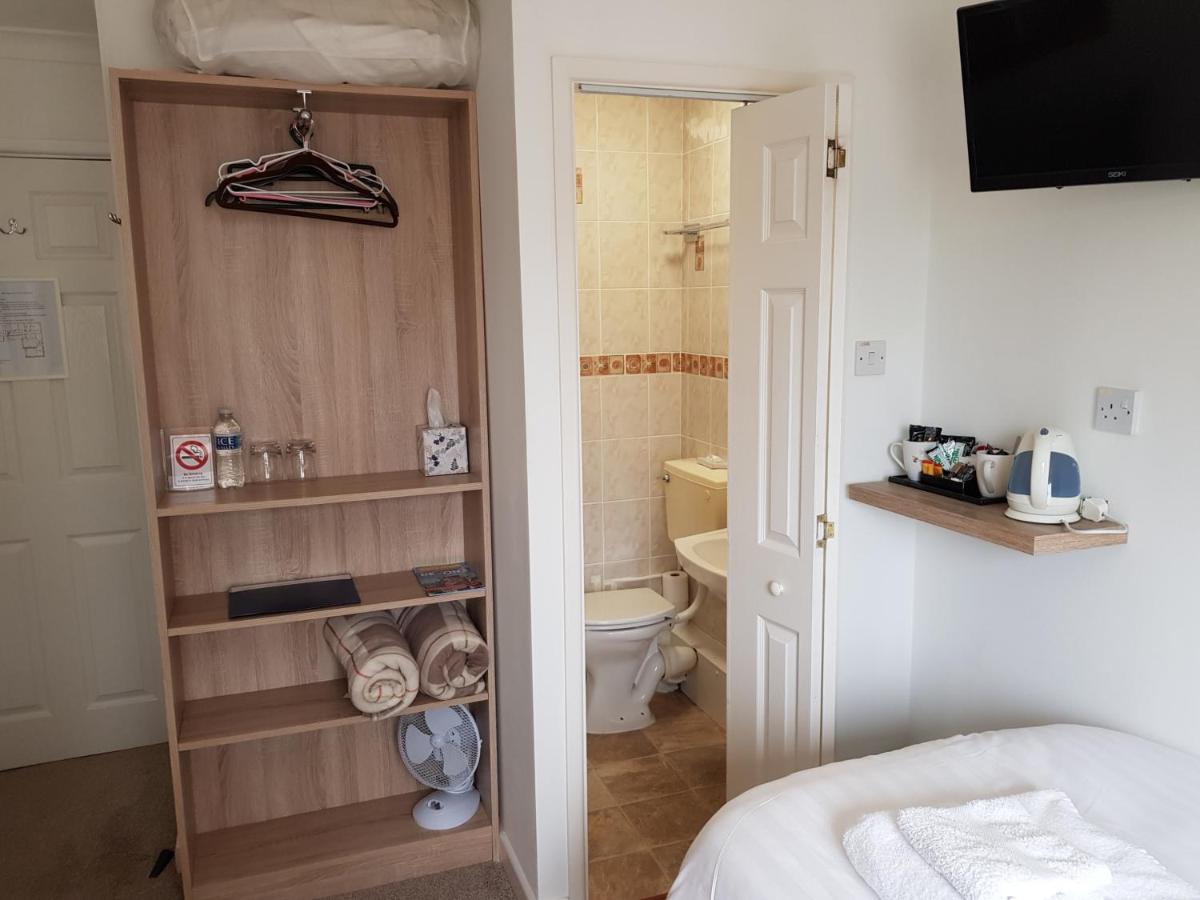 Twin Room with Private Bathroom photo 2