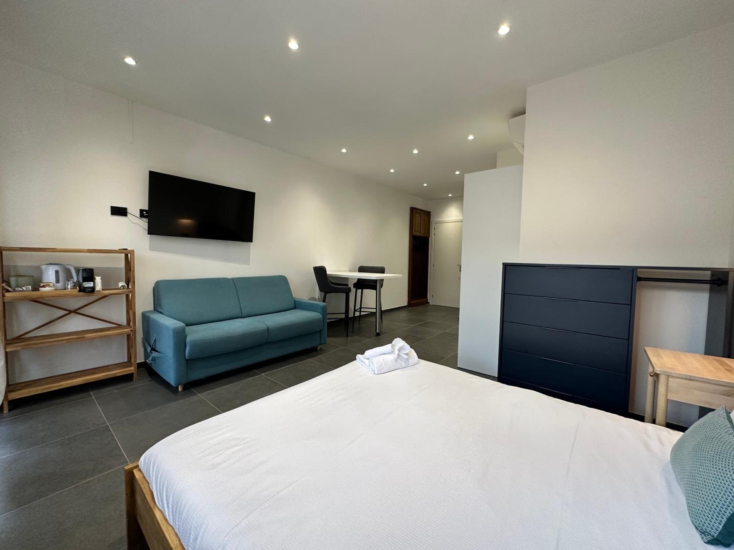 Studio Apartment - Photo 12