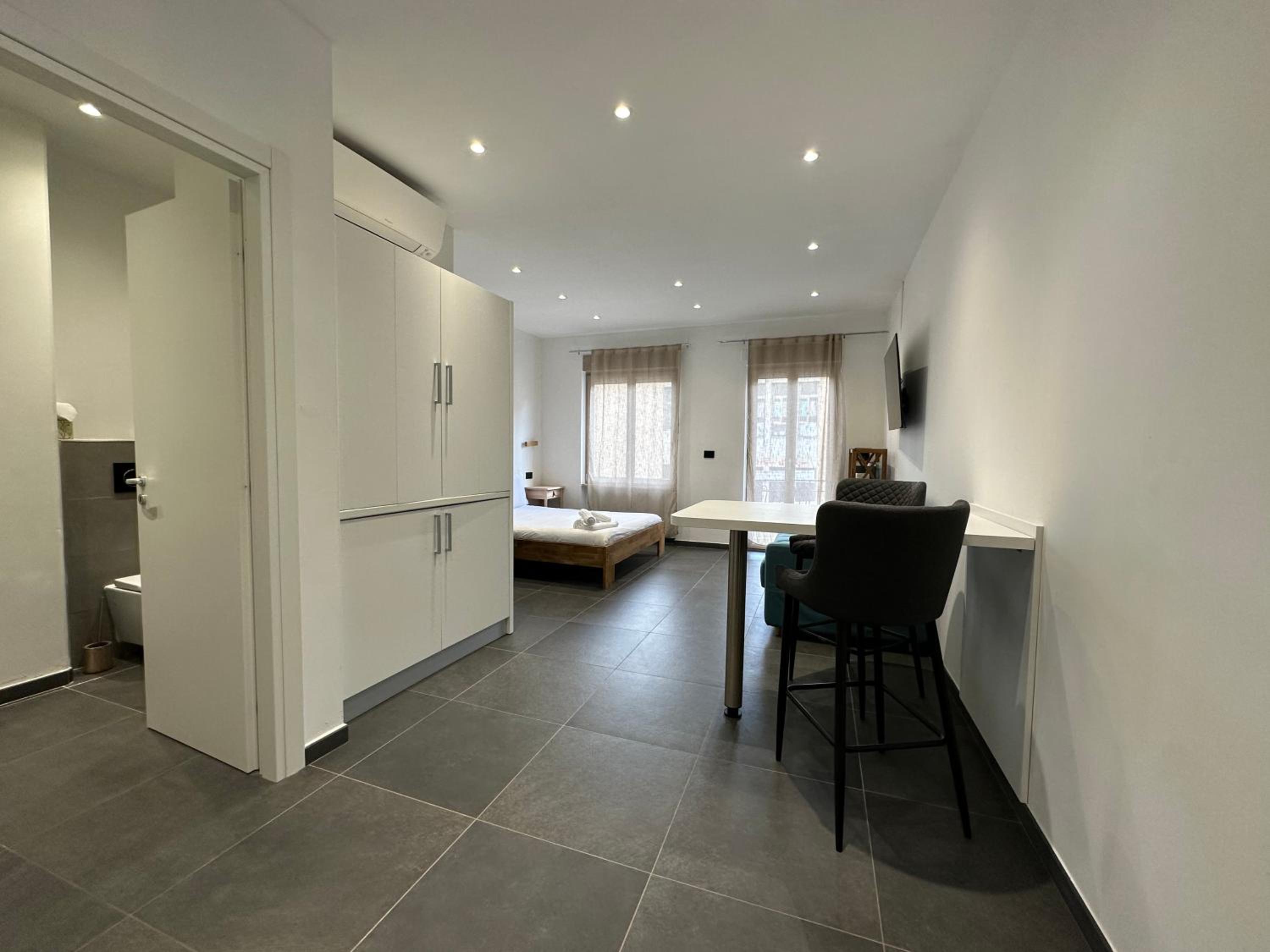 Studio Apartment - Photo 1