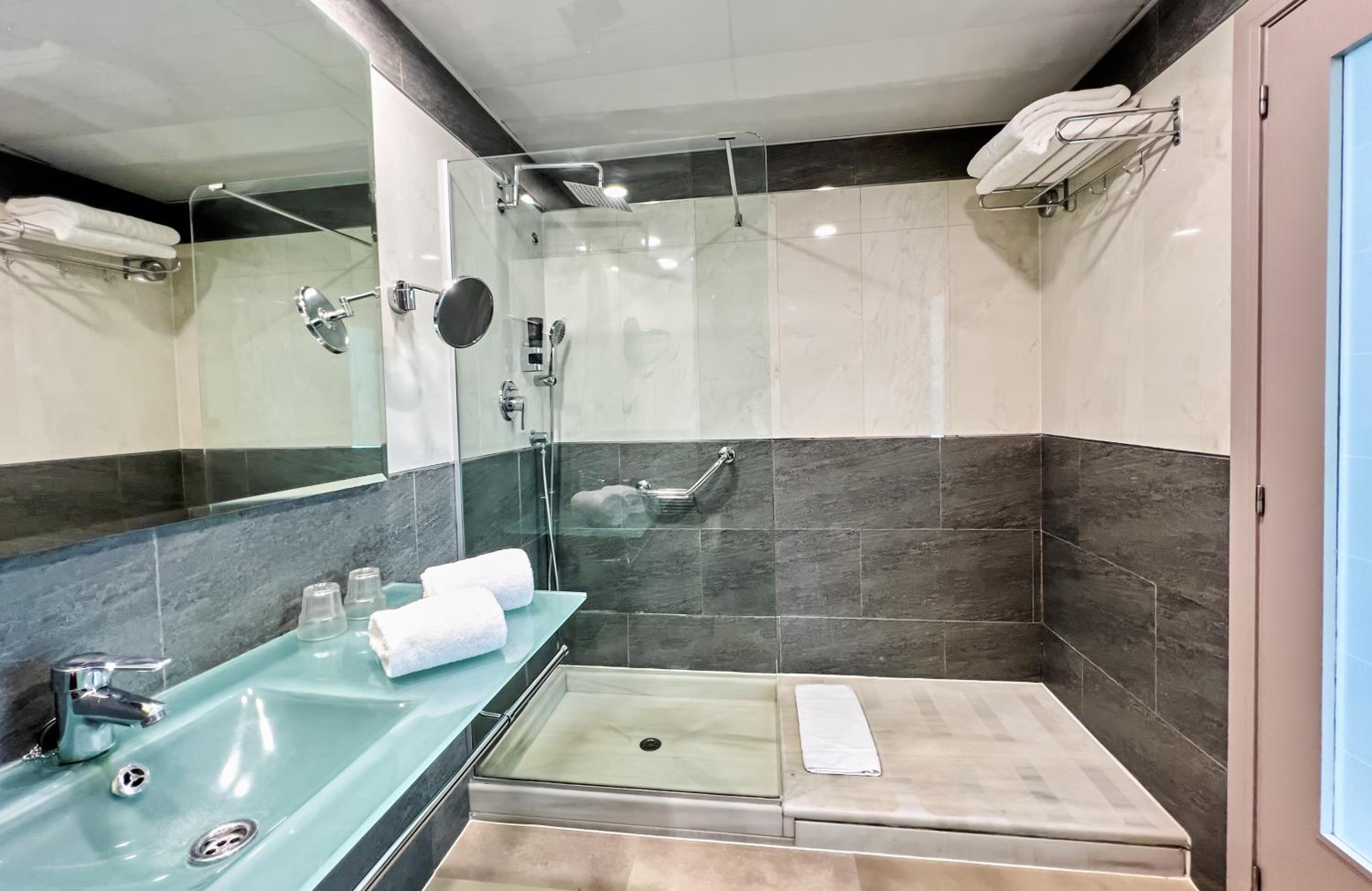 Superior Twin Room with Lateral Sea View