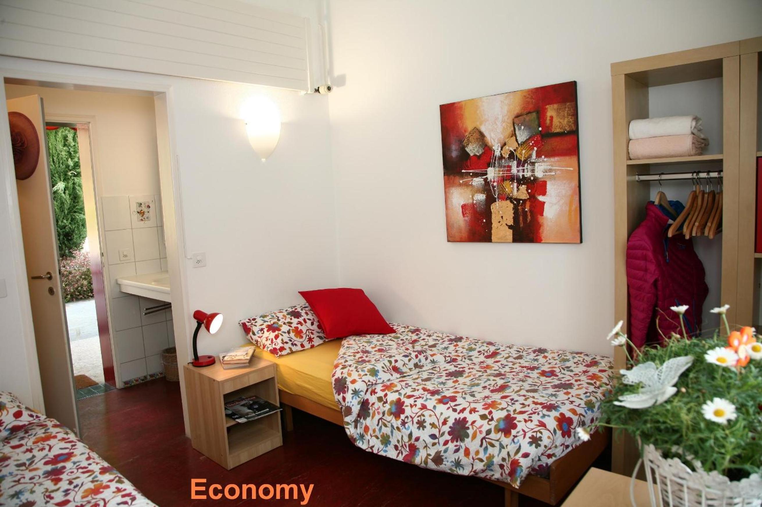 Economy Twin Room with Shared Bathroom photo 2