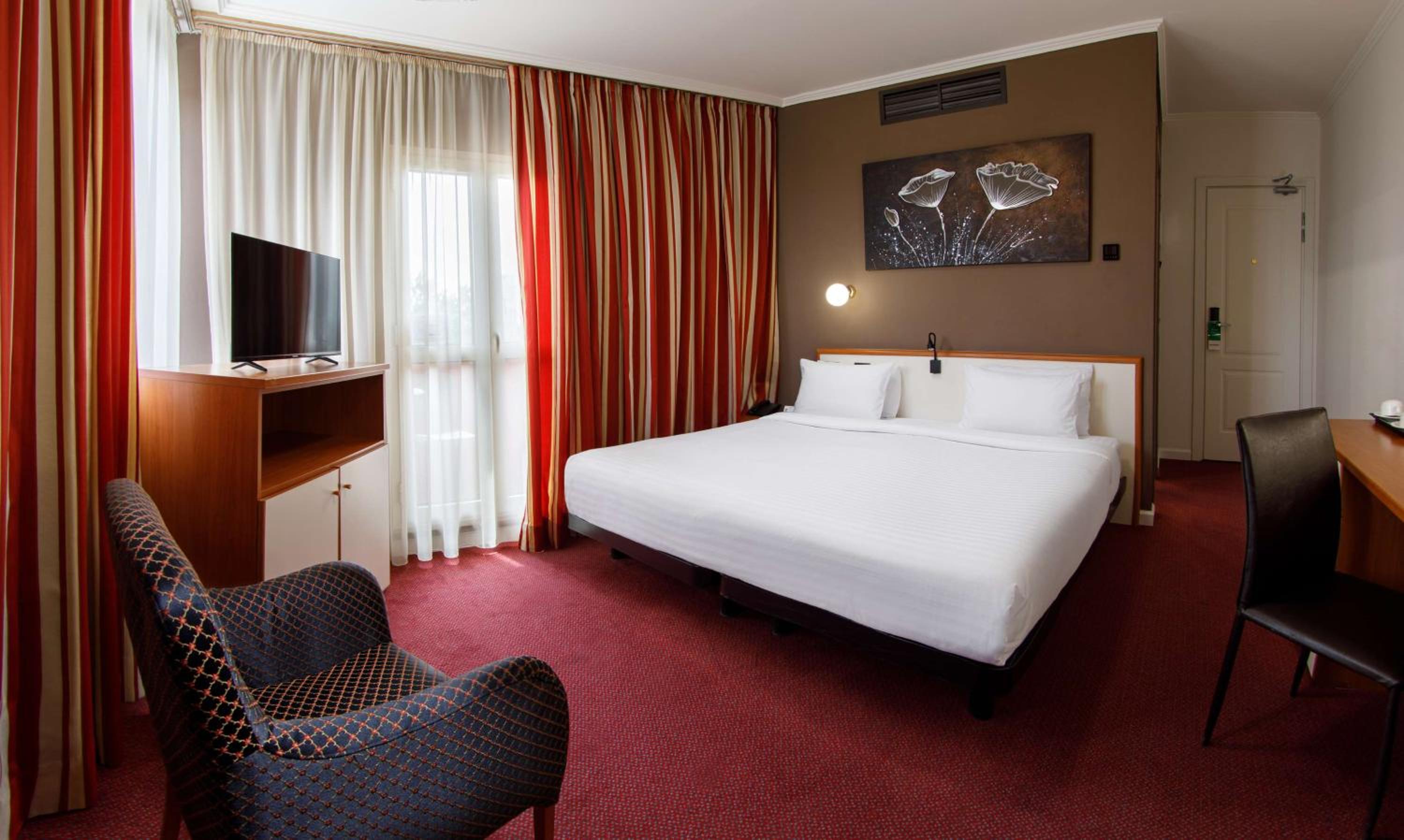 Comfort King Room with Balcony - Non-Smoking