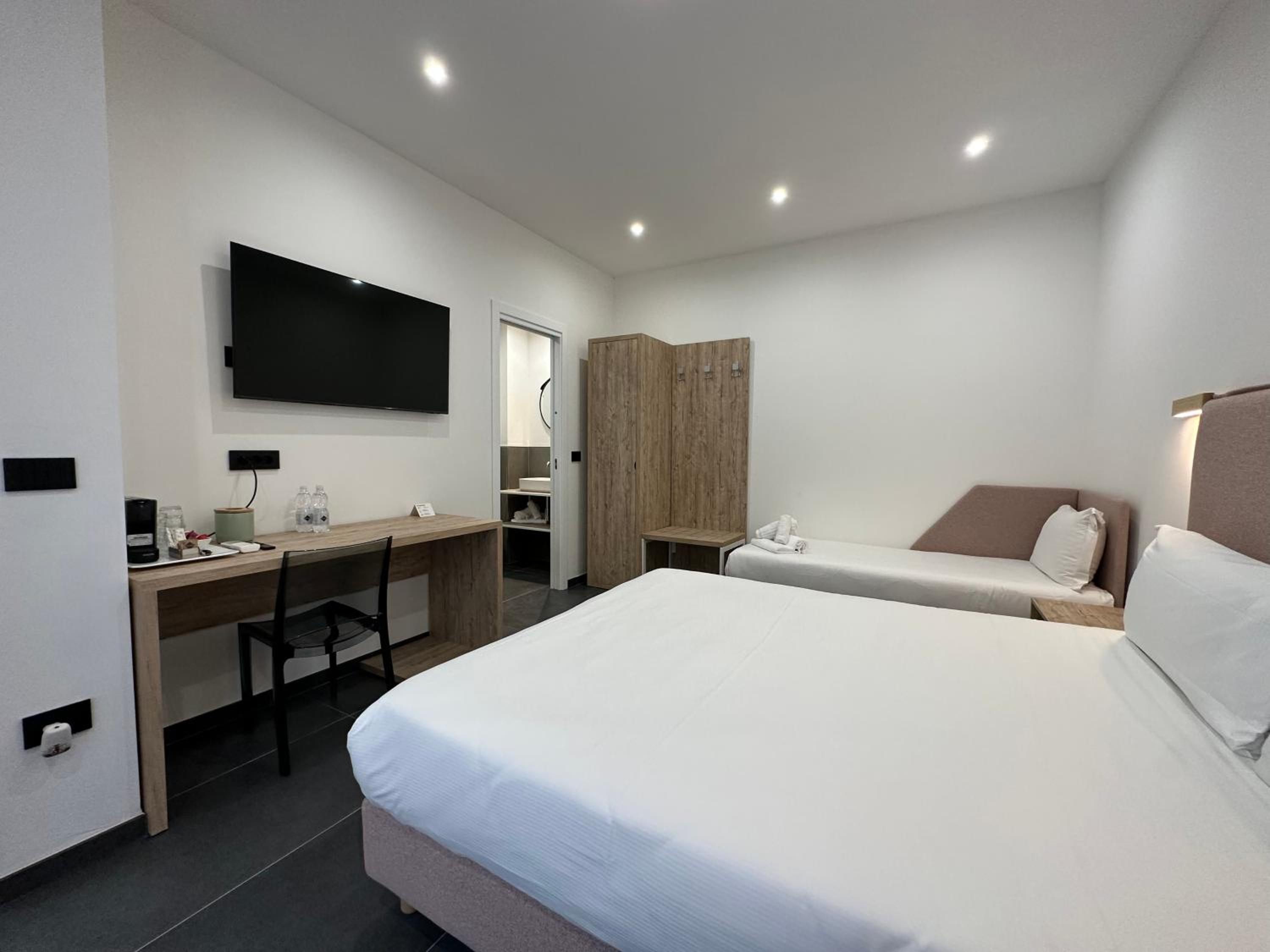 Deluxe Room - Photo 10