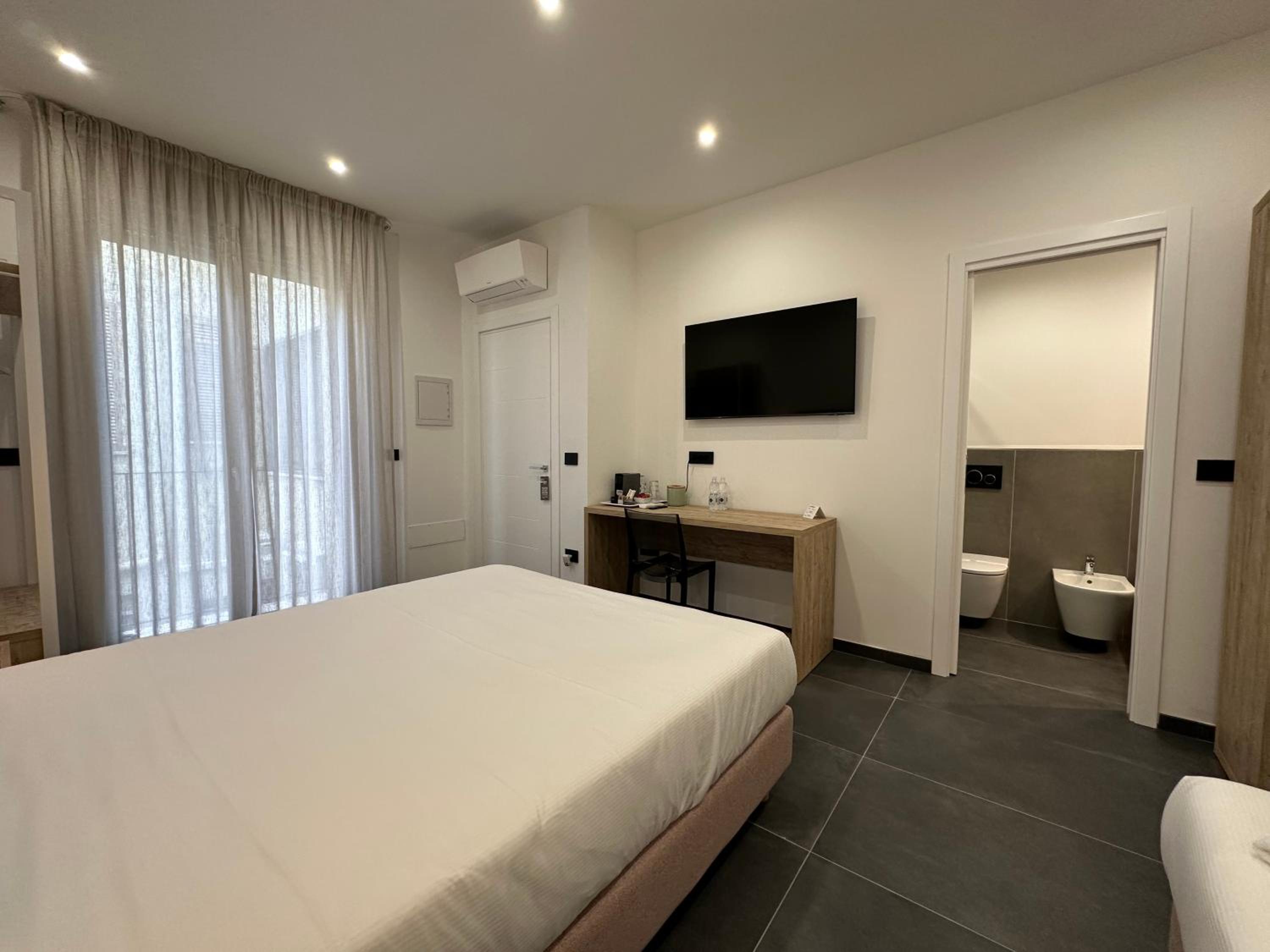 Deluxe Room - Photo 3