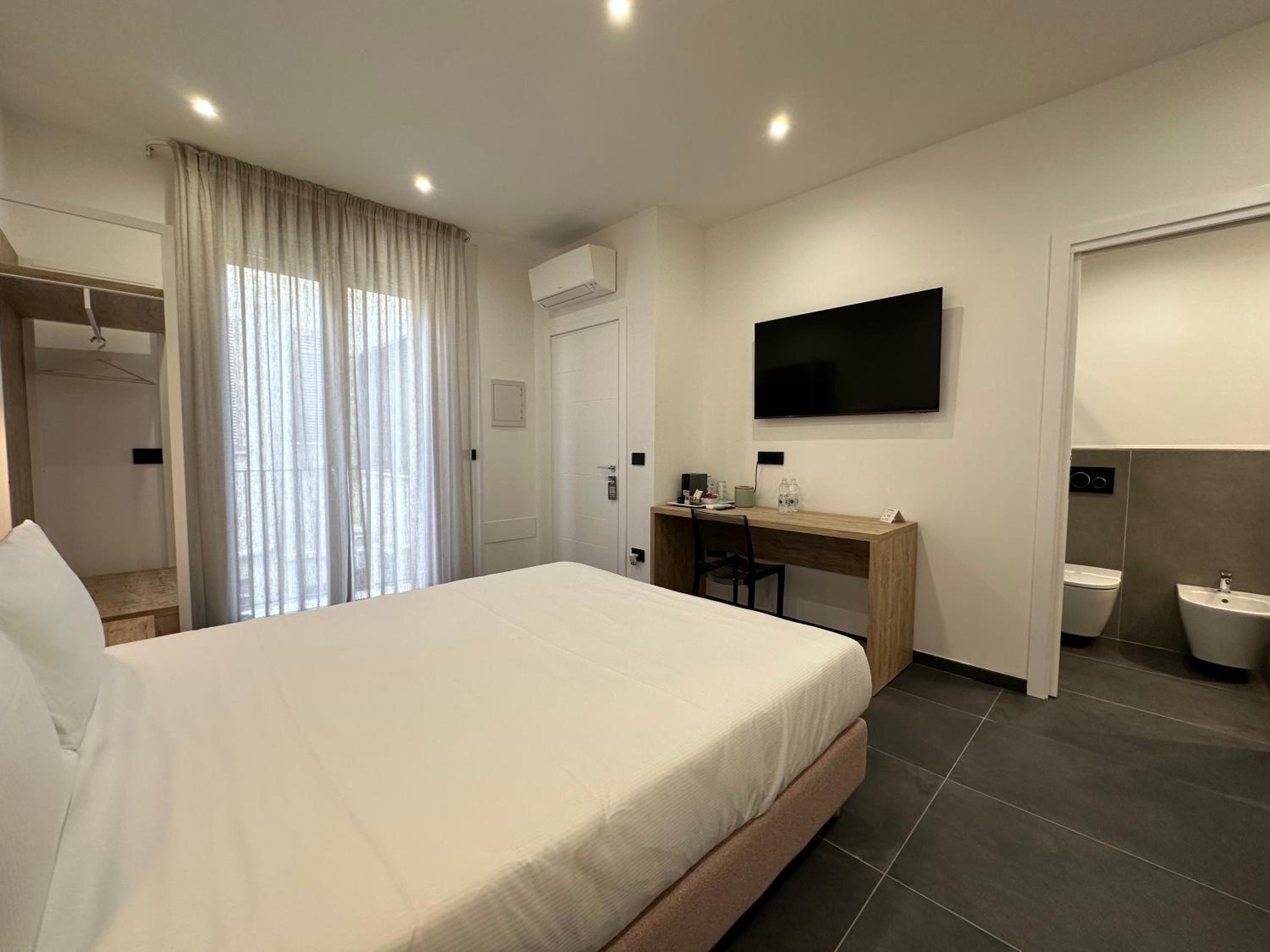 Deluxe Room - Photo 9
