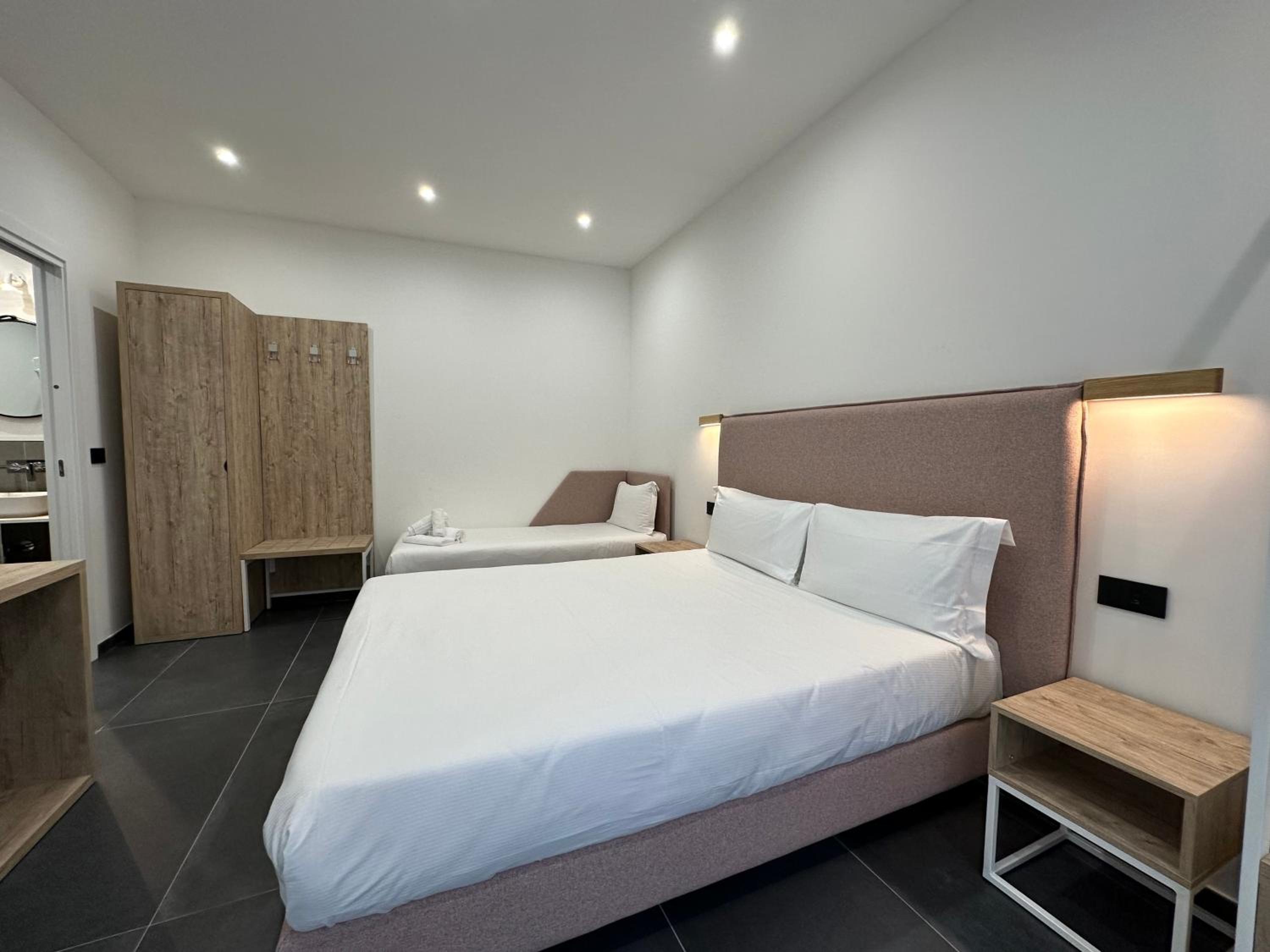 Deluxe Room - Photo 14