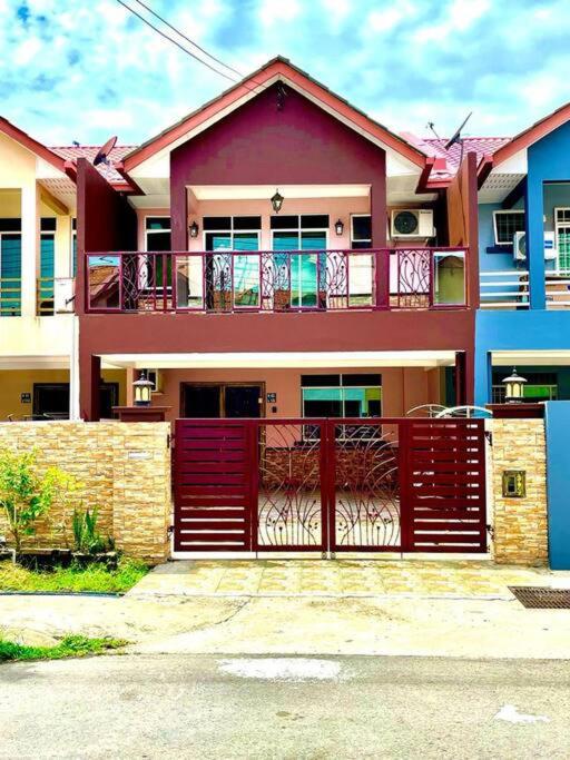 Seven-Bedroom House photo 1