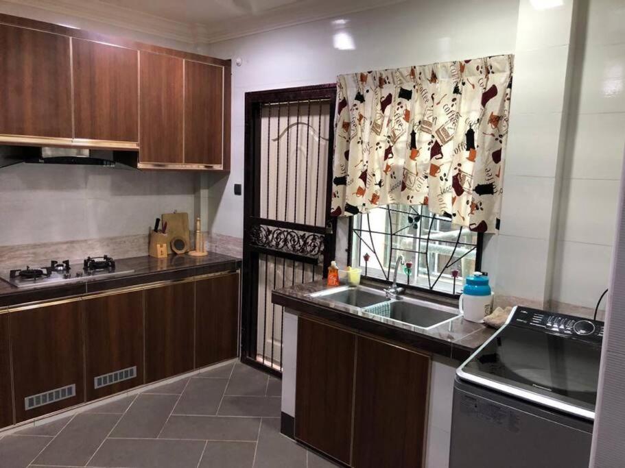 Seven-Bedroom House photo 2