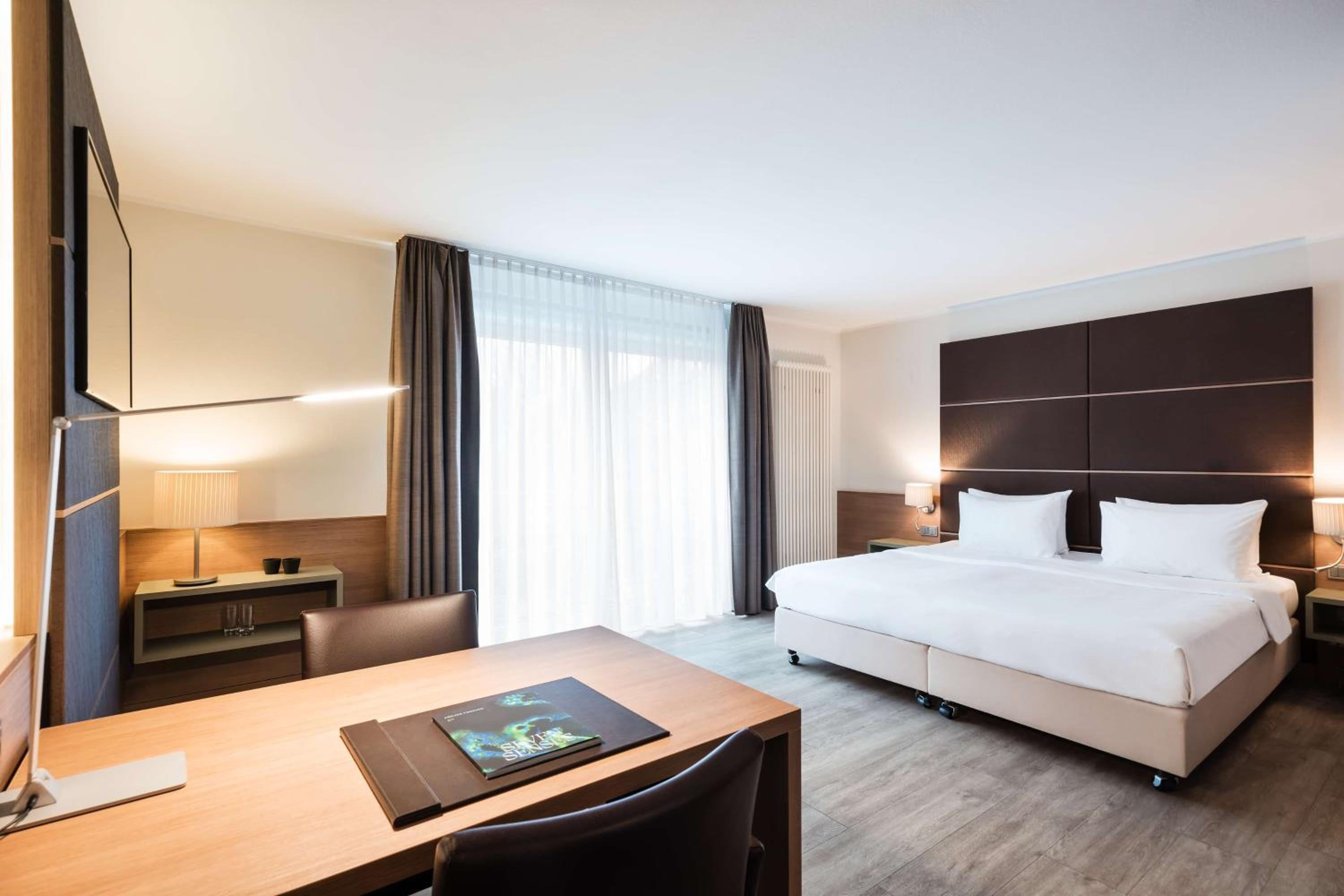 Premium King Room - Photo 9