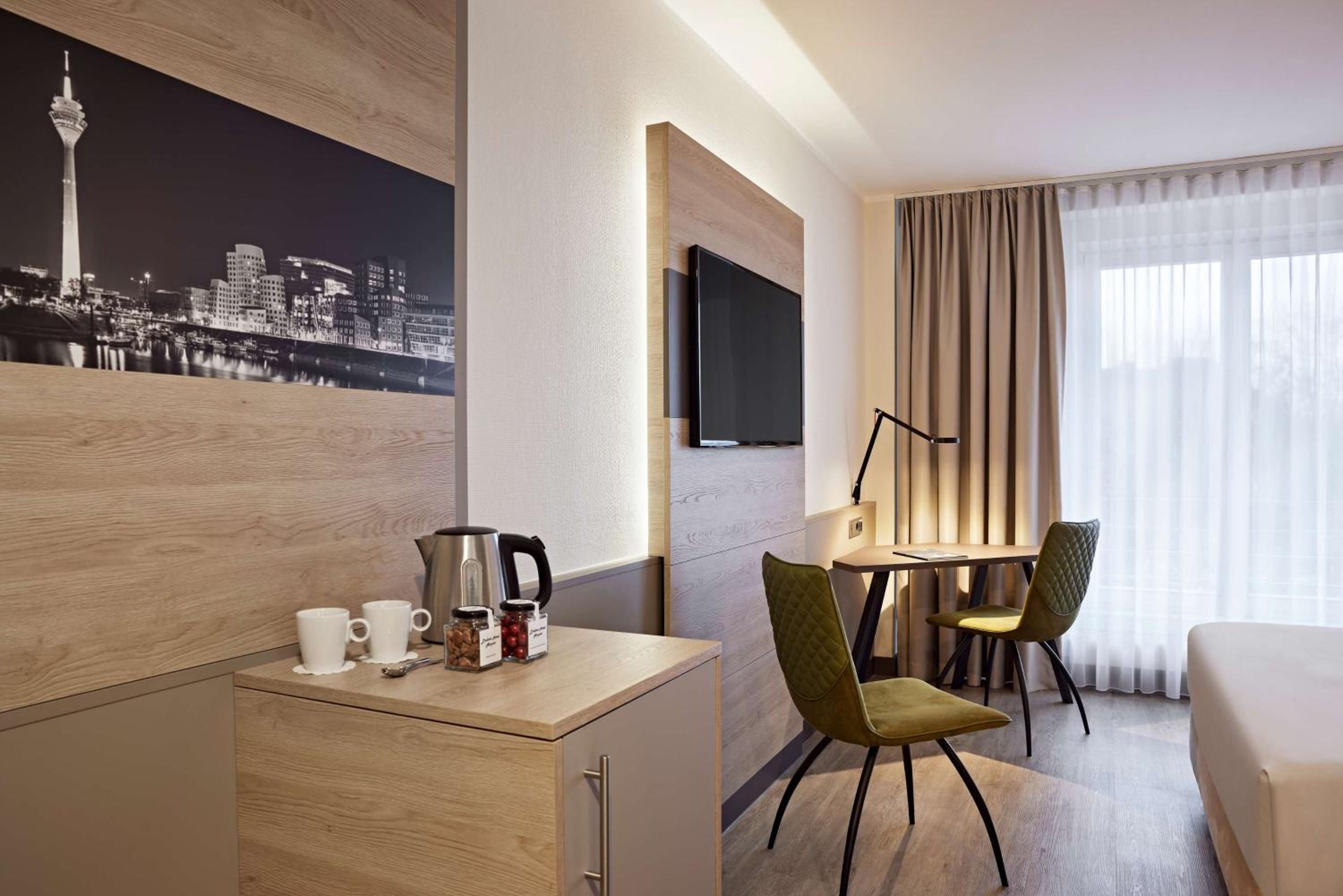 Deluxe Queen Room - Photo 7