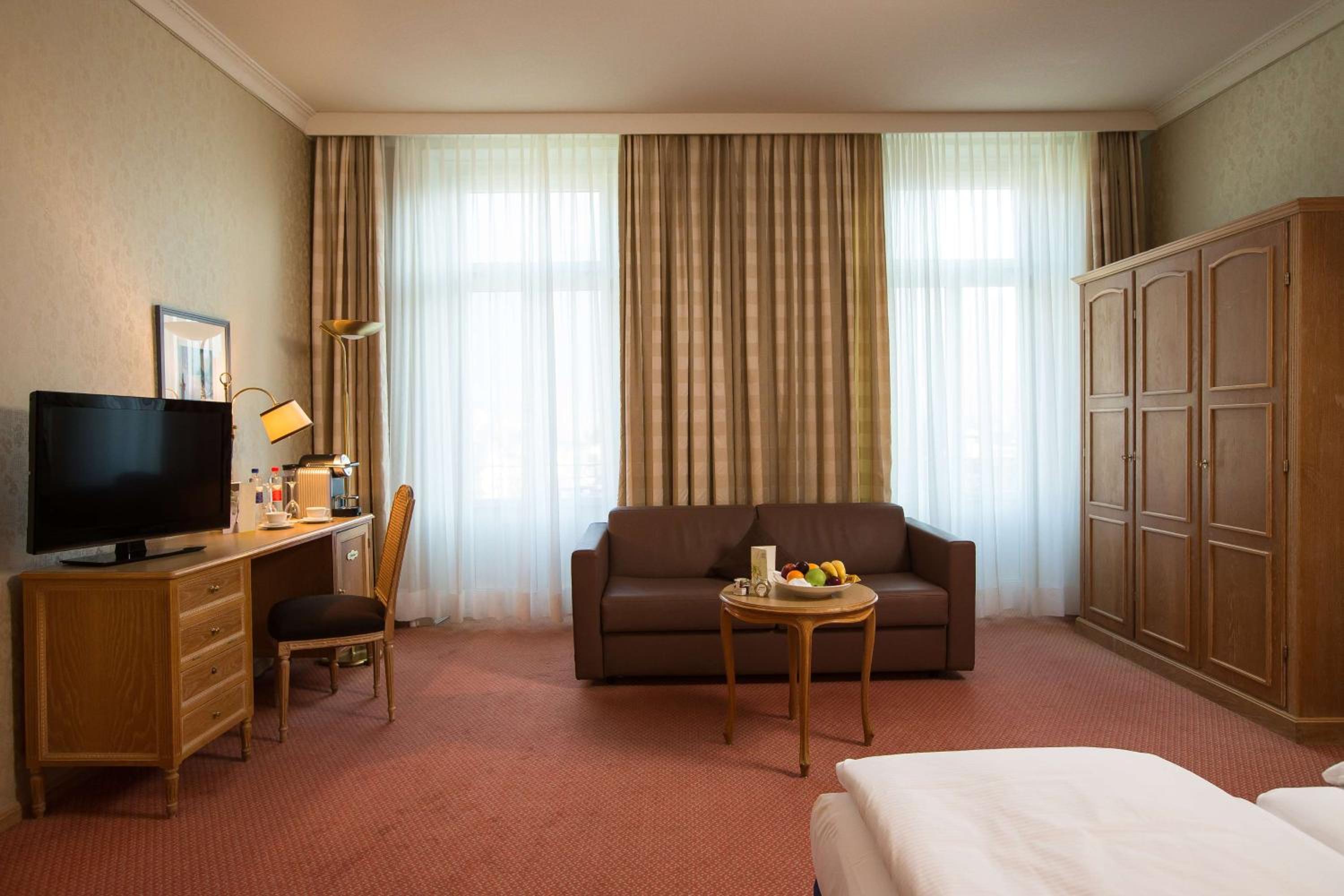 Deluxe King Room with Balcony and Mountain View - Photo 5