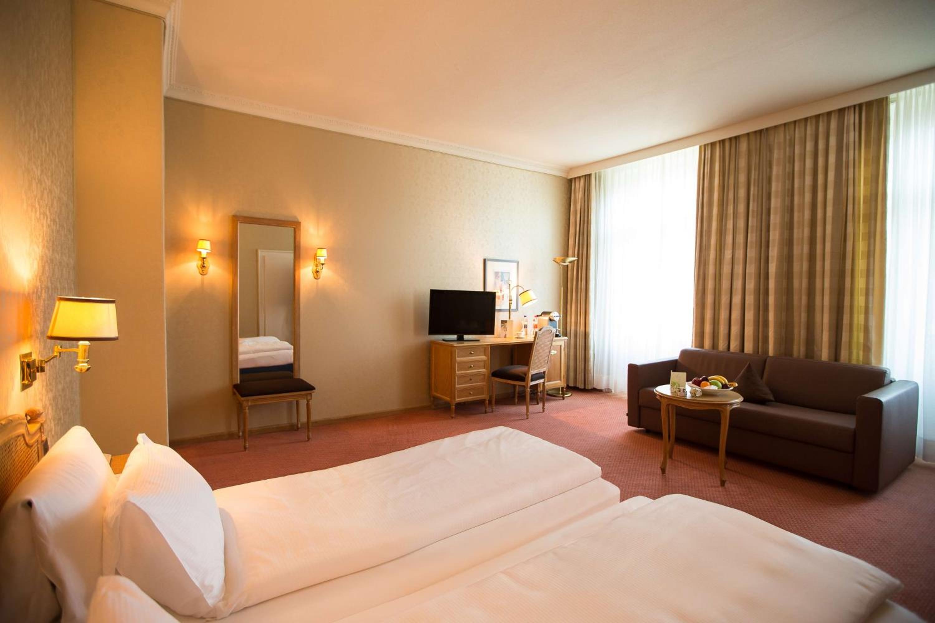 Deluxe King Room with Balcony and Mountain View - Photo 6