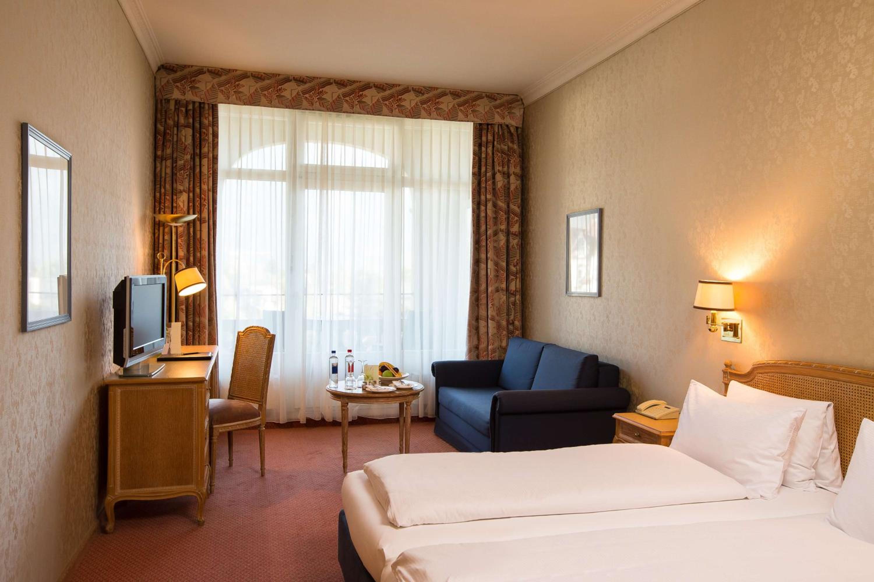Deluxe King Room with Balcony and Mountain View - Photo 7